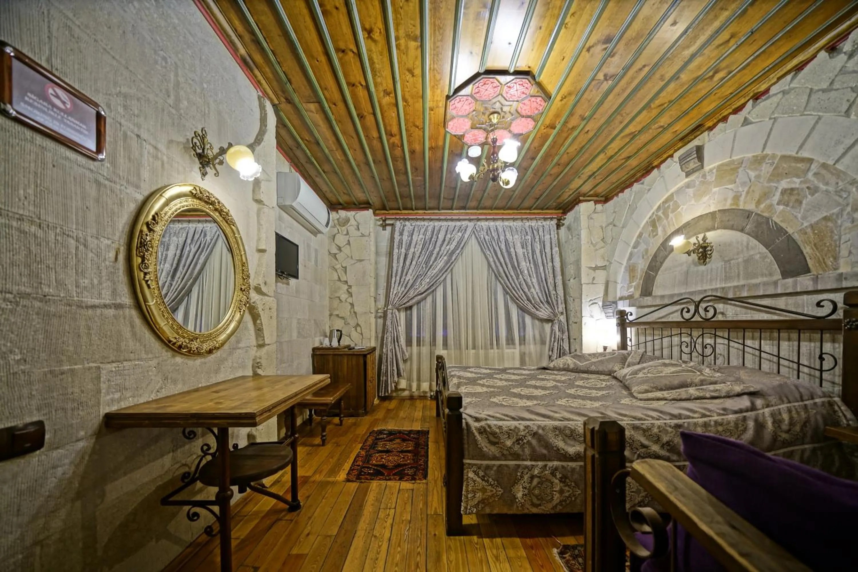 Photo of the whole room, Bed in Alaturca House