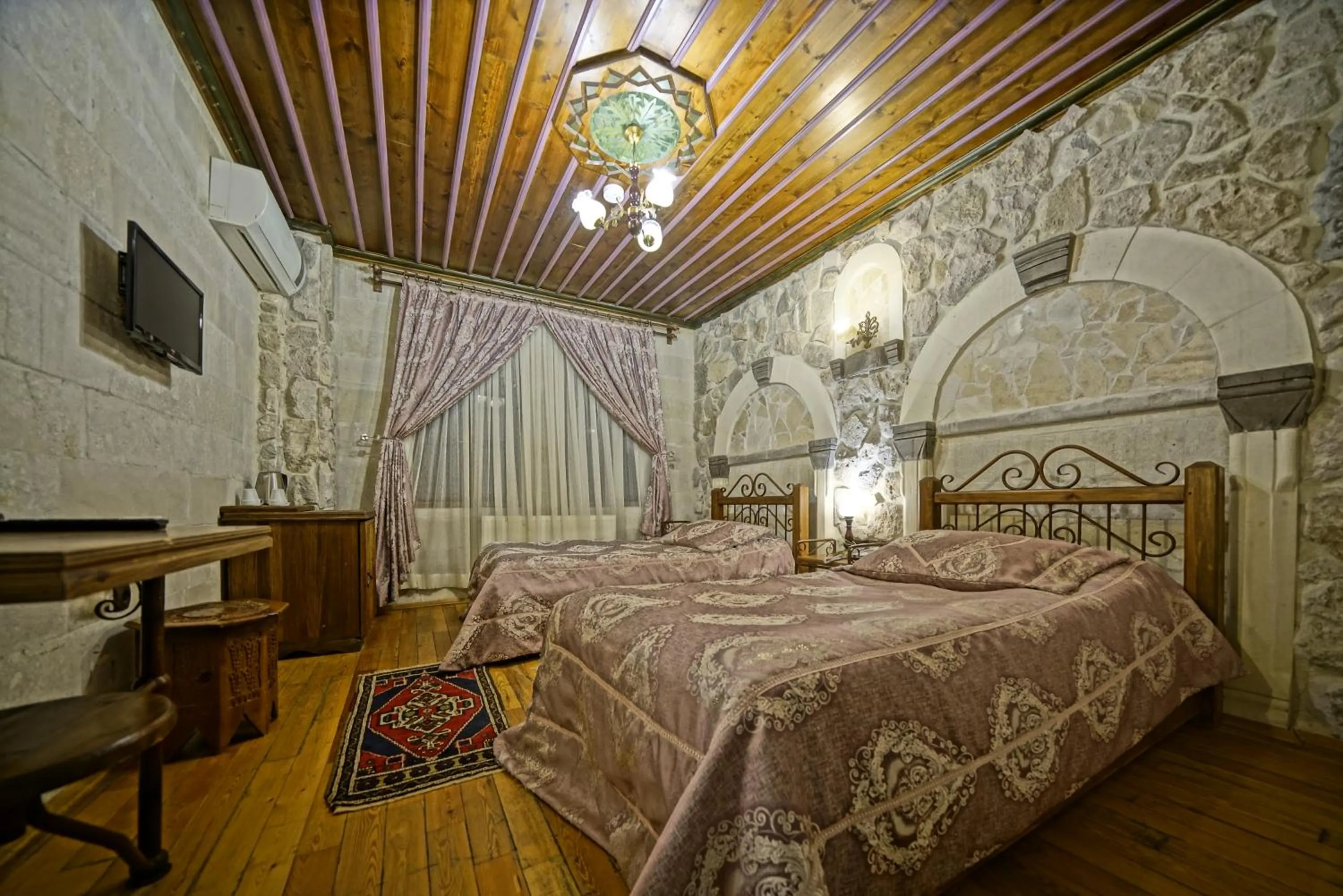 Photo of the whole room, Bed in Alaturca House