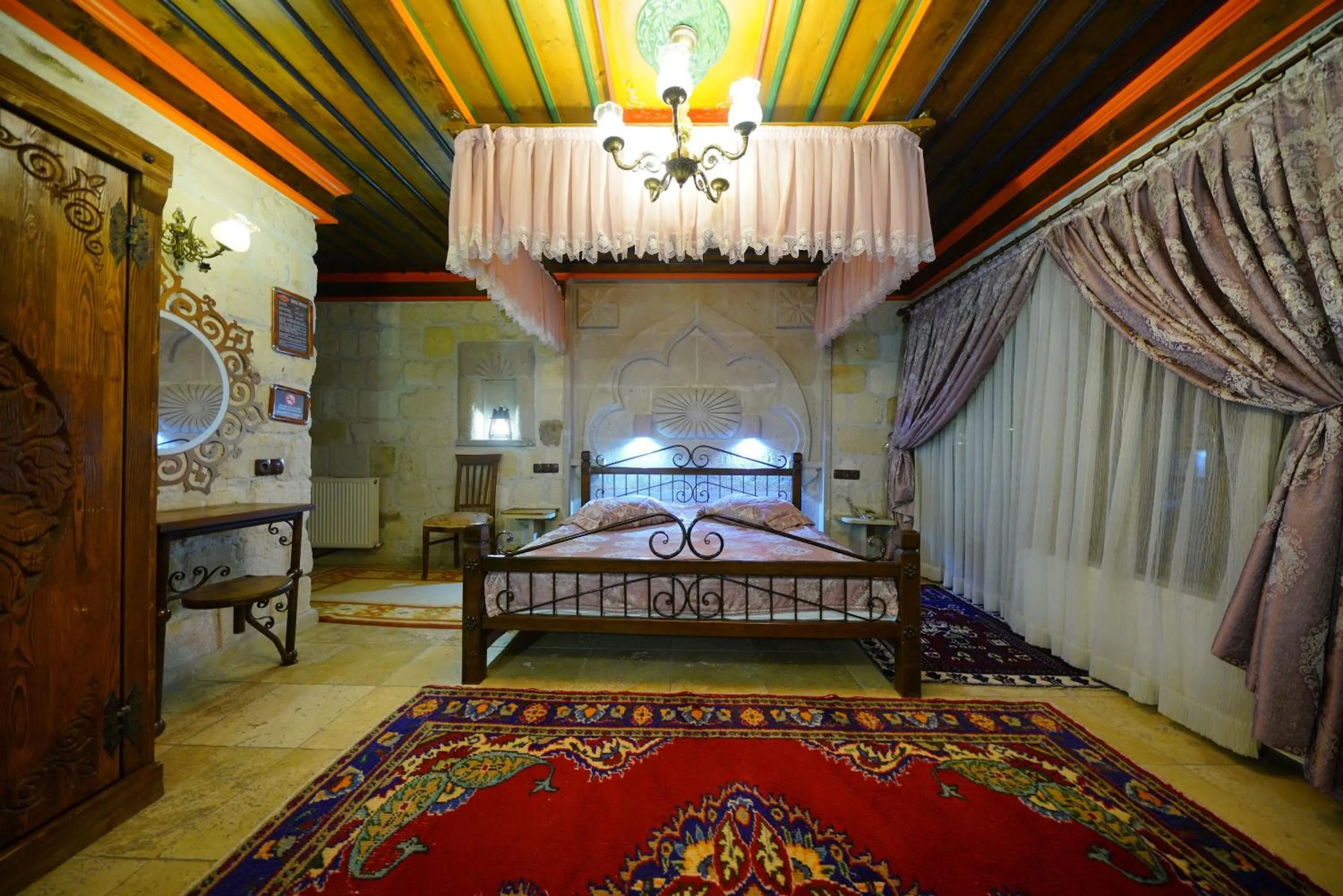 Photo of the whole room, Bed in Alaturca House