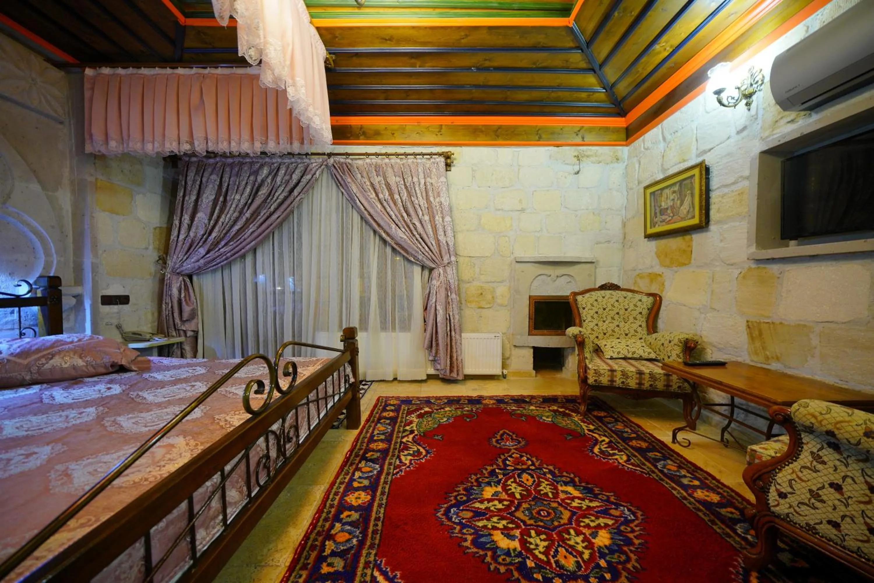 Photo of the whole room, Bed in Alaturca House
