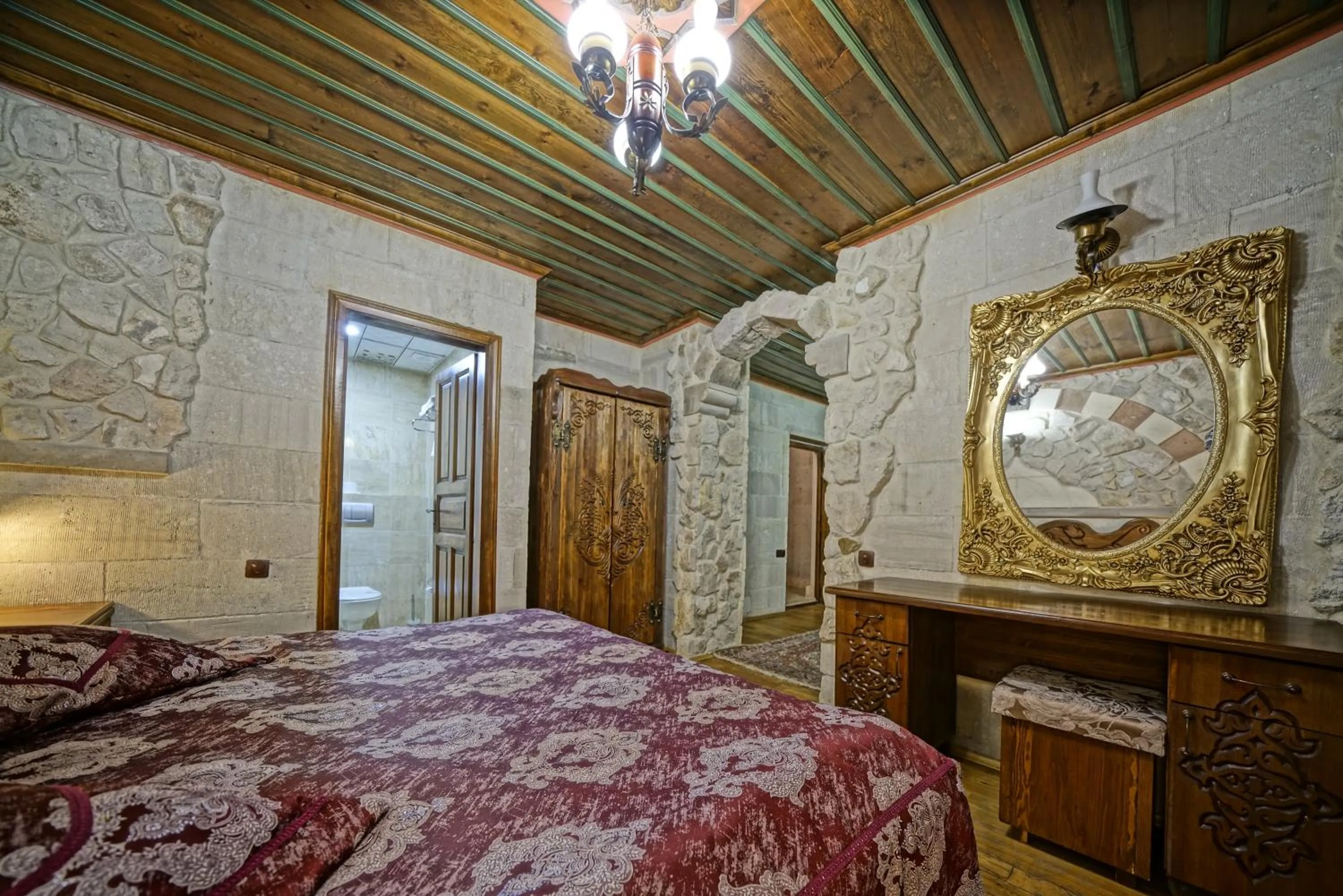 Photo of the whole room, Bed in Alaturca House