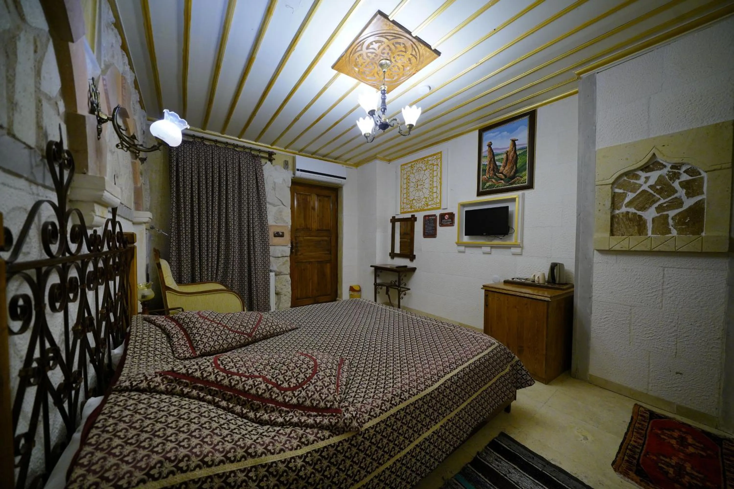 Photo of the whole room, Bed in Alaturca House