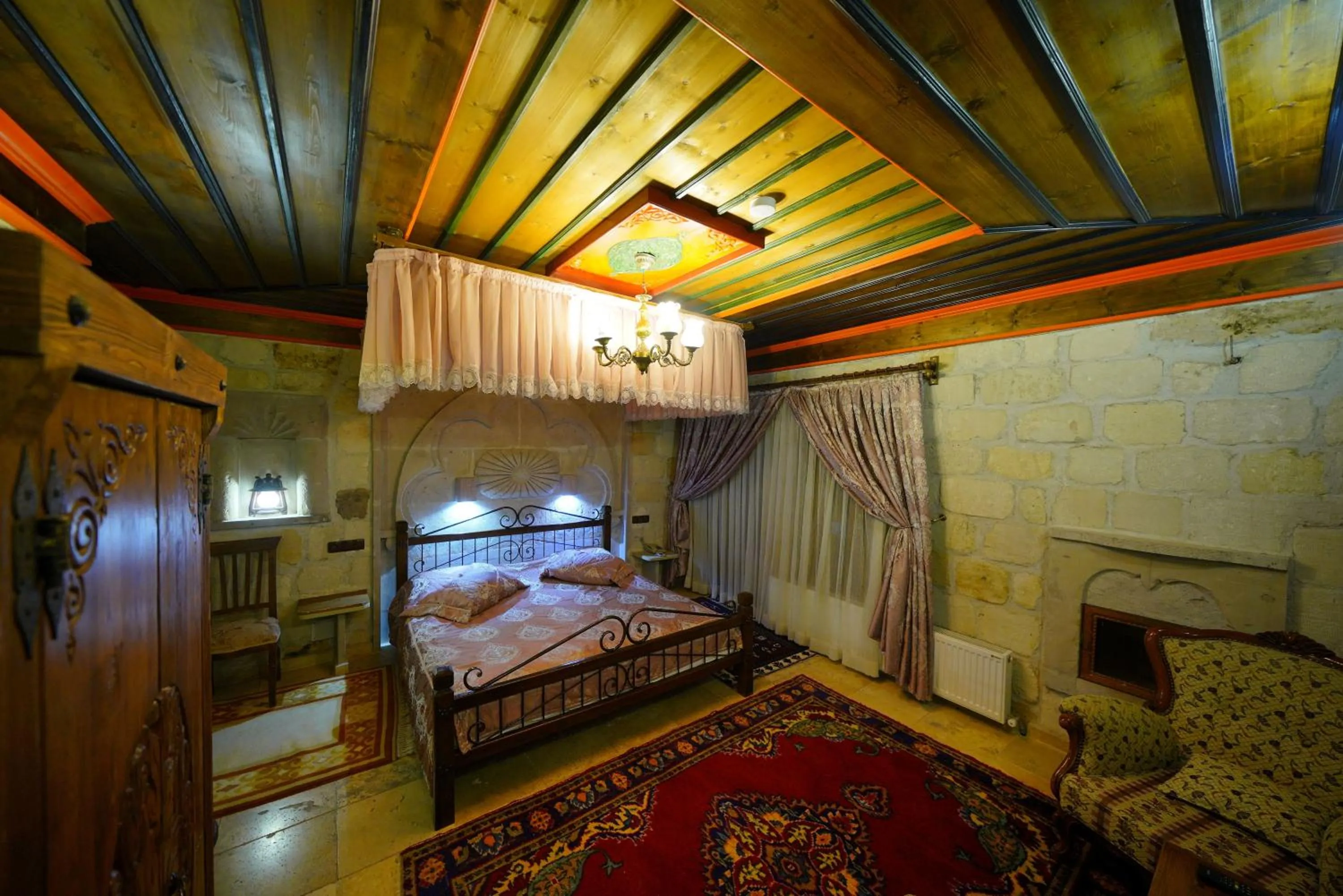 Photo of the whole room, Bed in Alaturca House