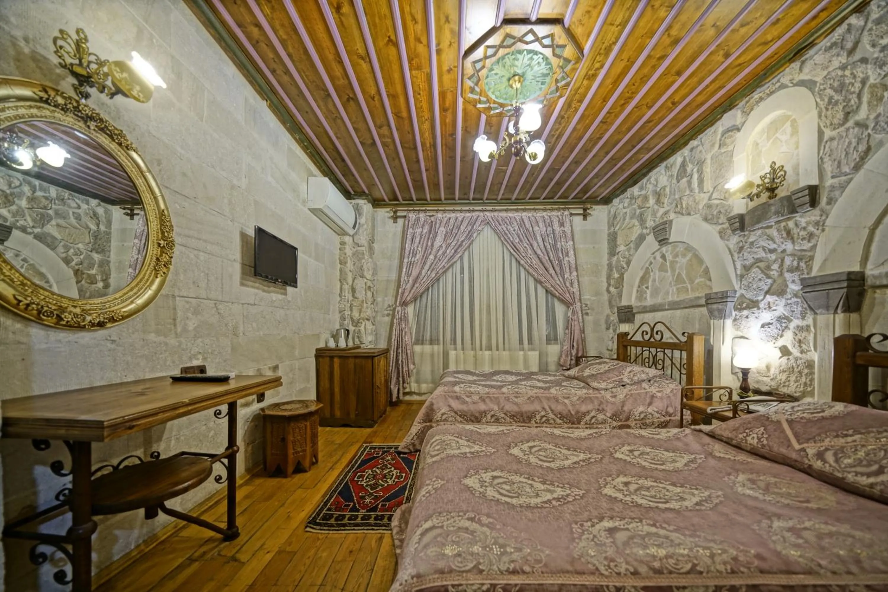 Photo of the whole room, Bed in Alaturca House