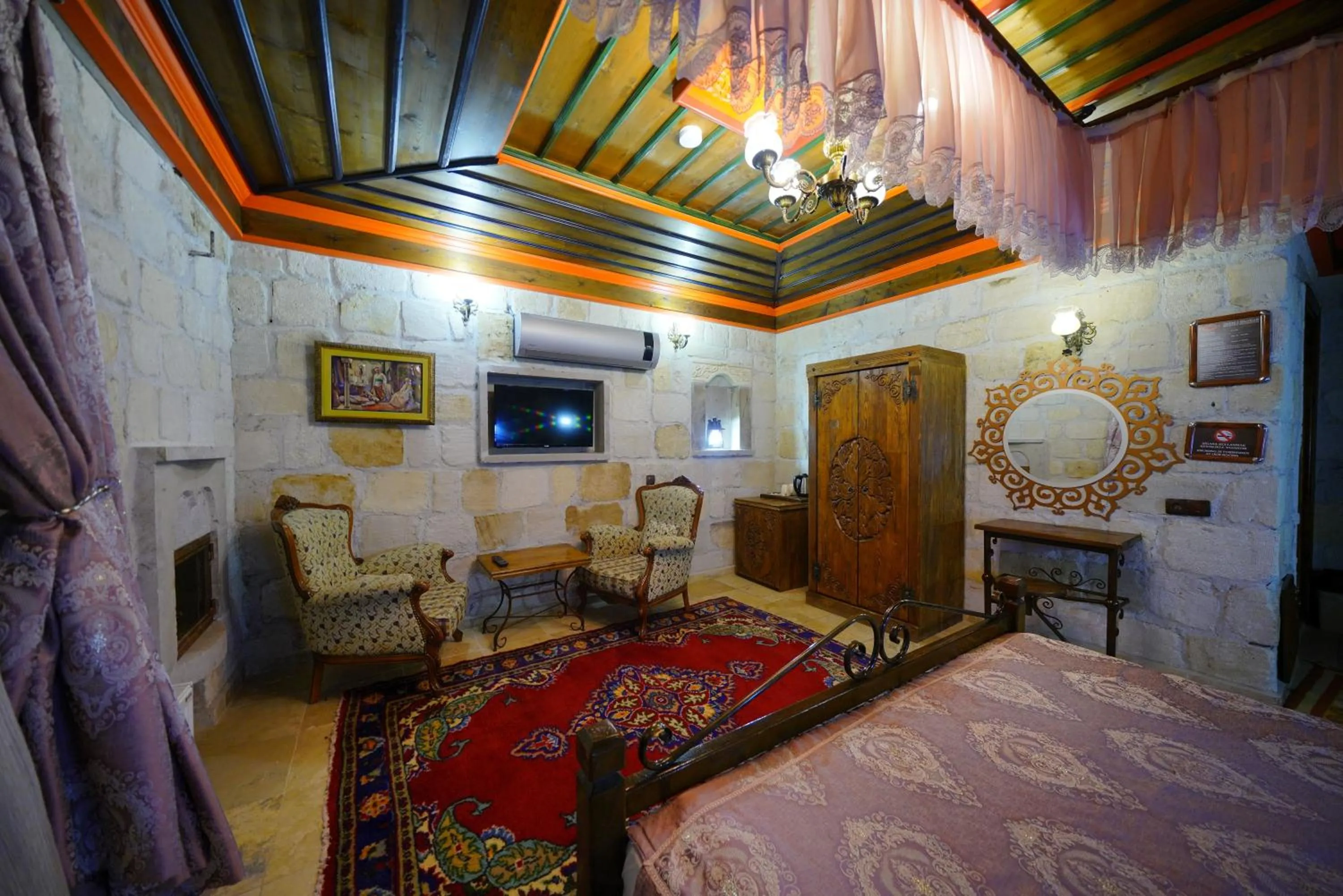 Photo of the whole room, Bed in Alaturca House