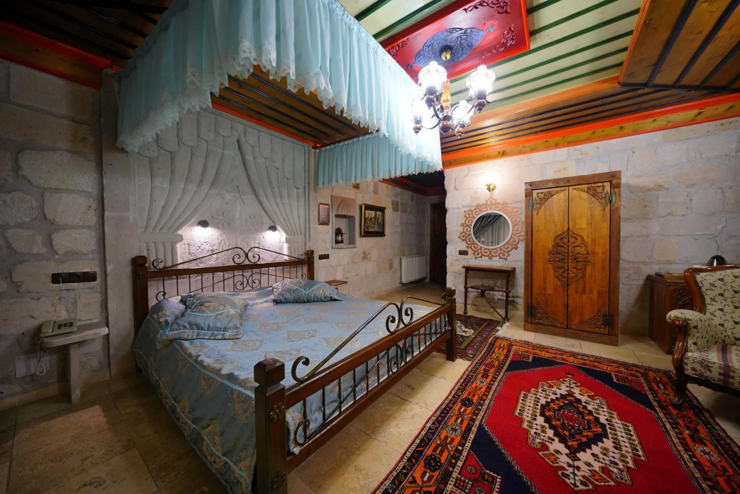 Photo of the whole room, Bed in Alaturca House