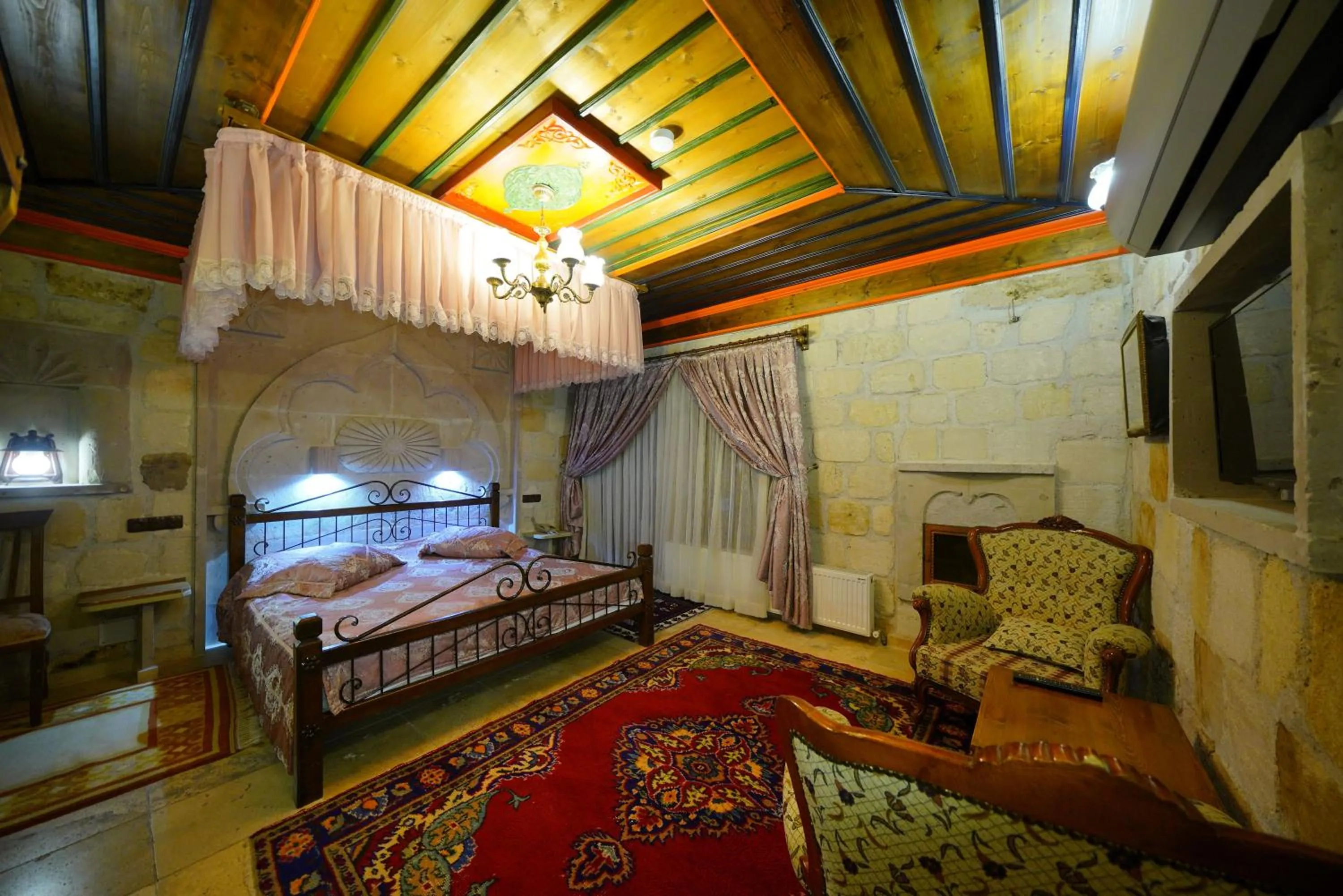 Photo of the whole room, Bed in Alaturca House