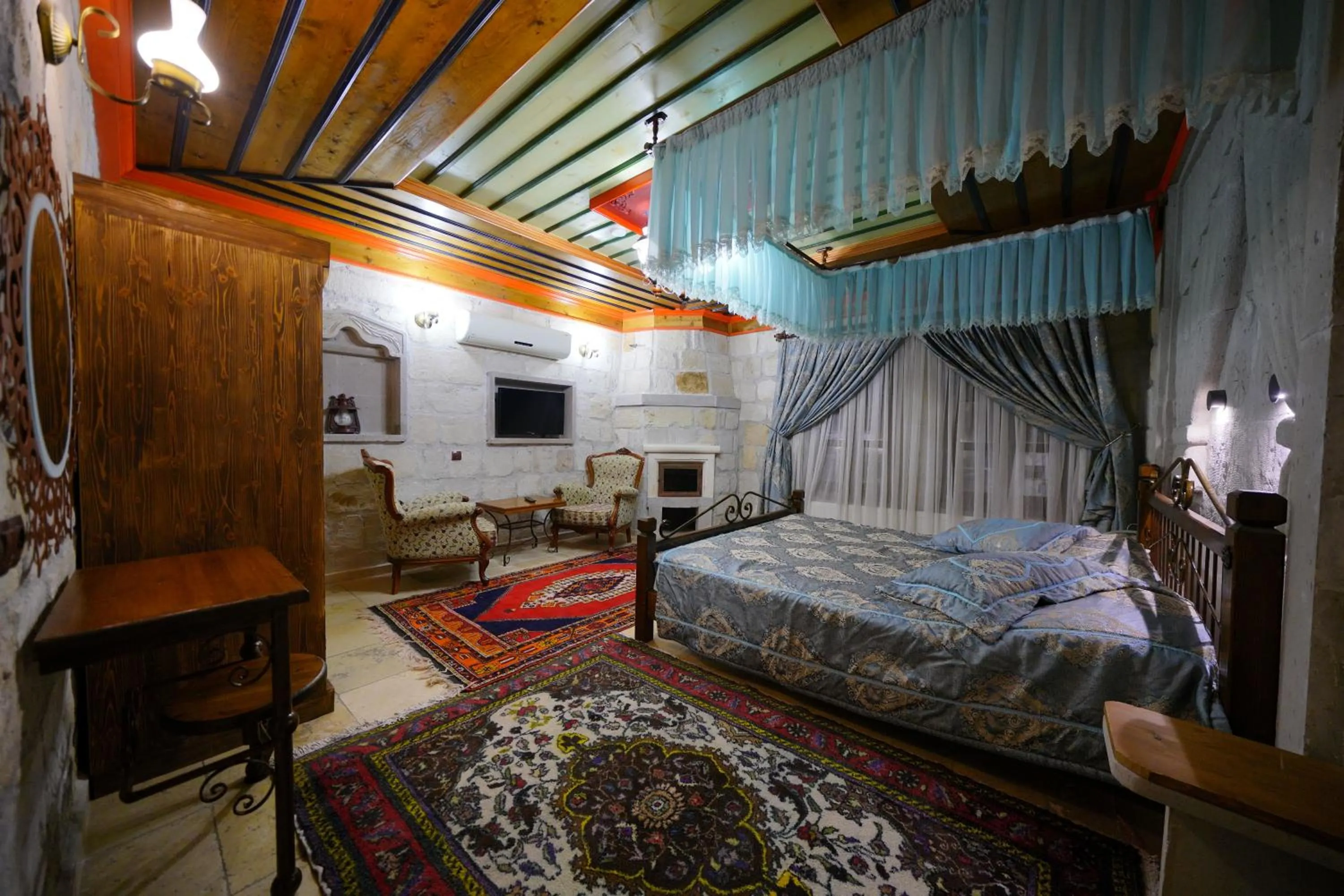 Photo of the whole room, Bed in Alaturca House