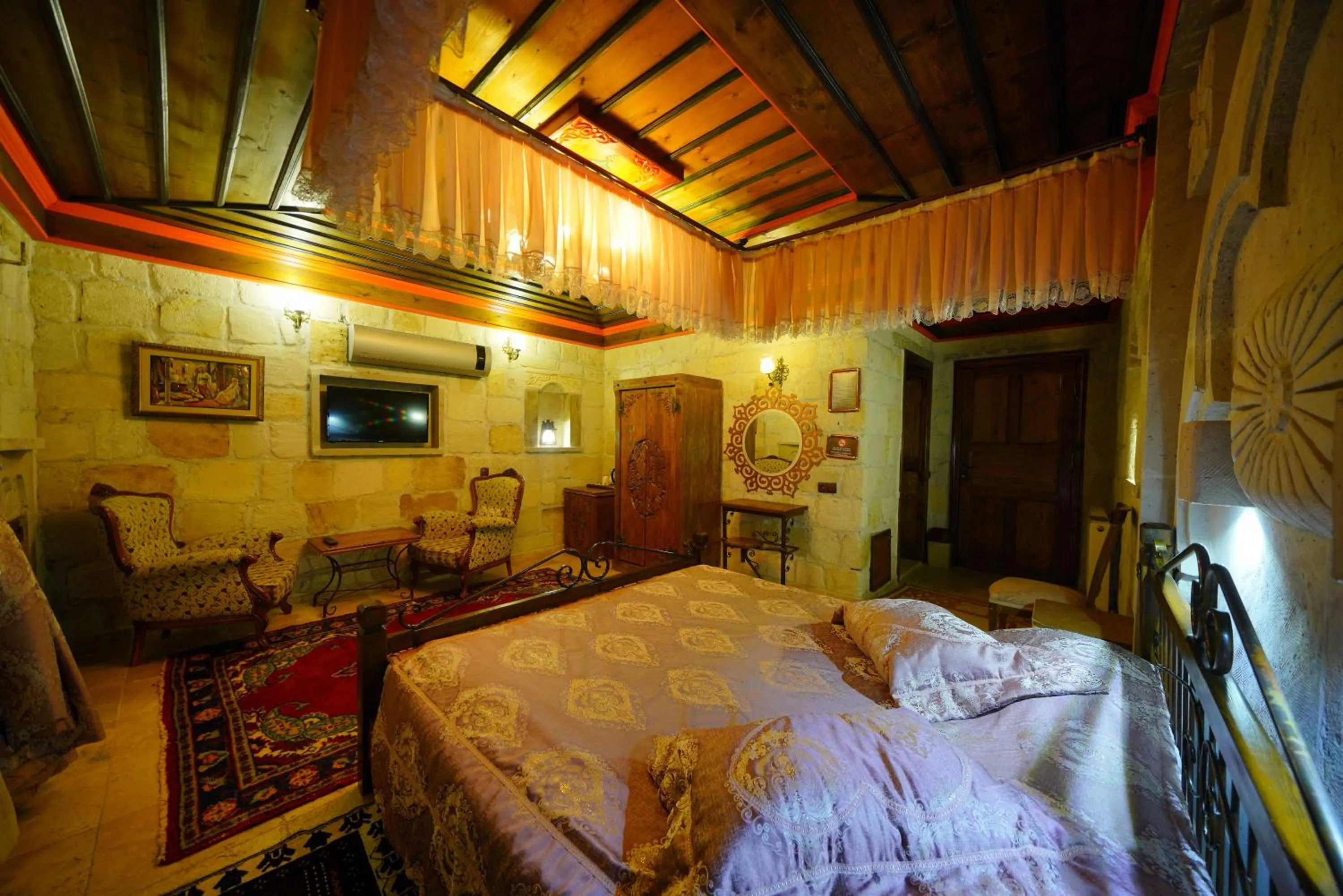Photo of the whole room, Bed in Alaturca House