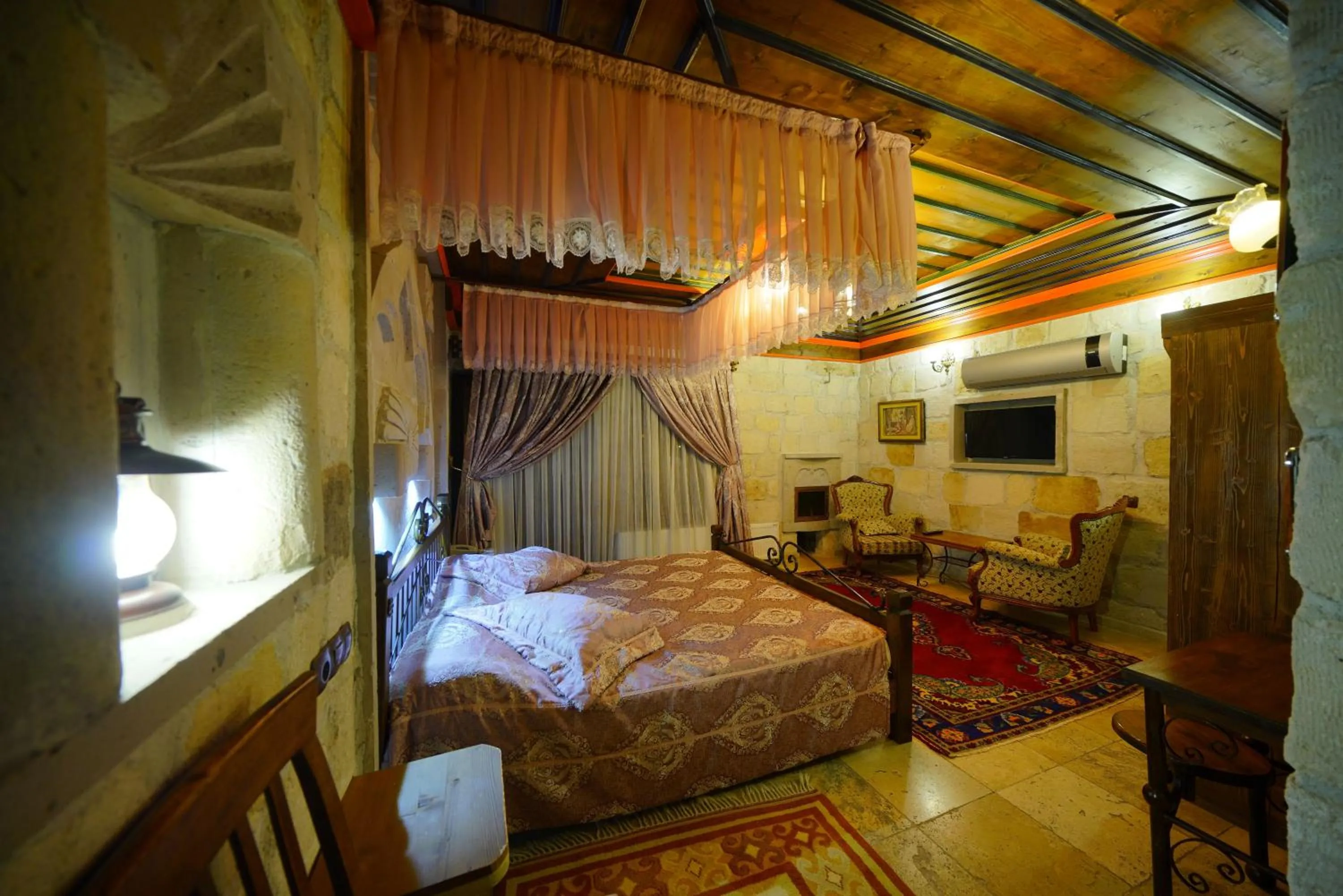 Photo of the whole room, Bed in Alaturca House