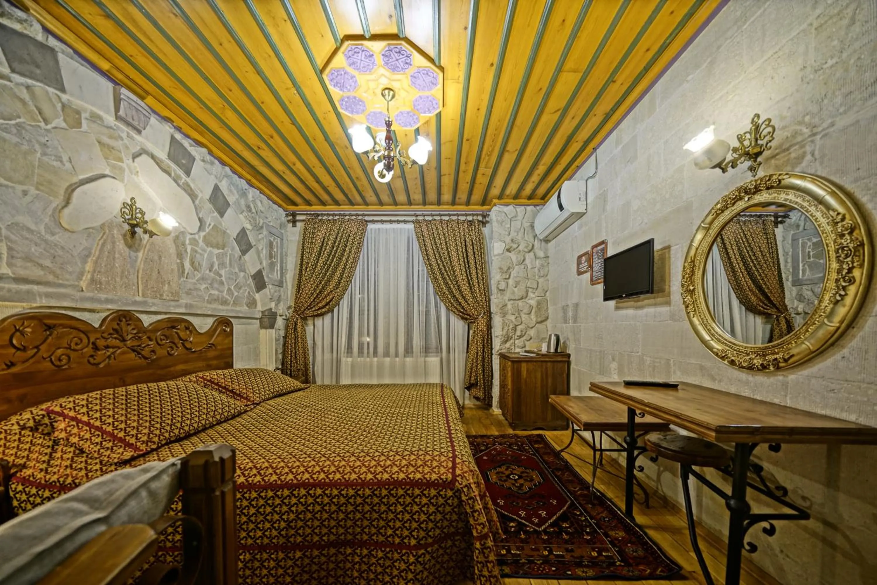 Photo of the whole room, Bed in Alaturca House