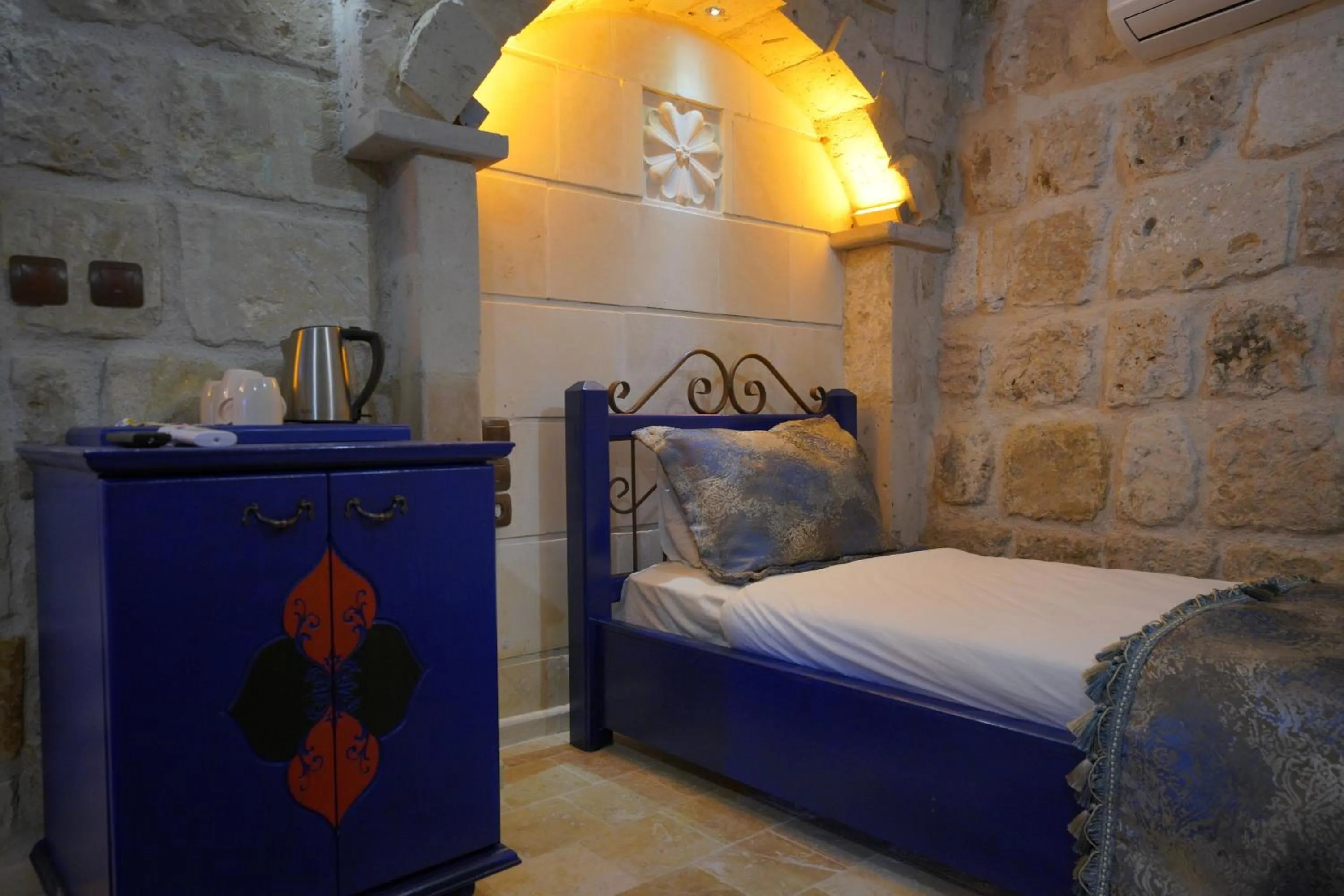 Photo of the whole room, Bed in Alaturca House