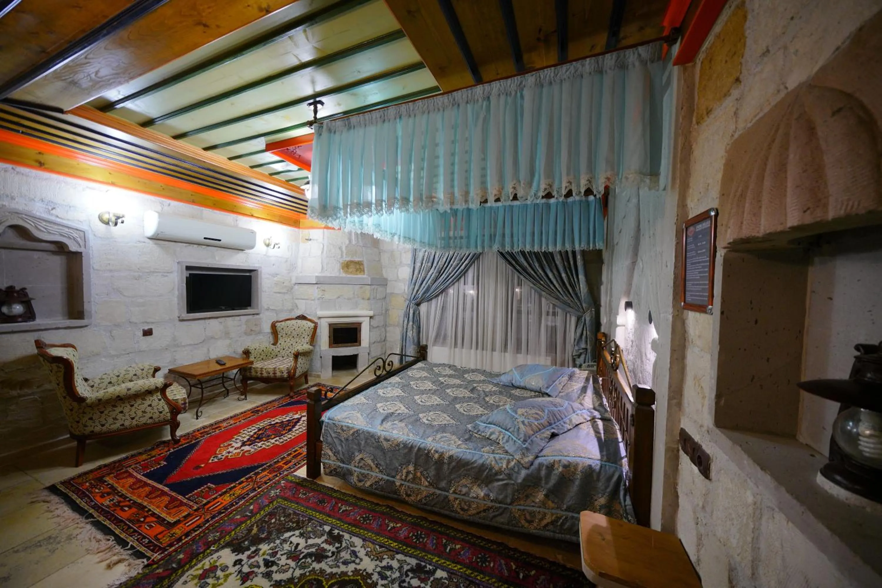 Photo of the whole room, Bed in Alaturca House