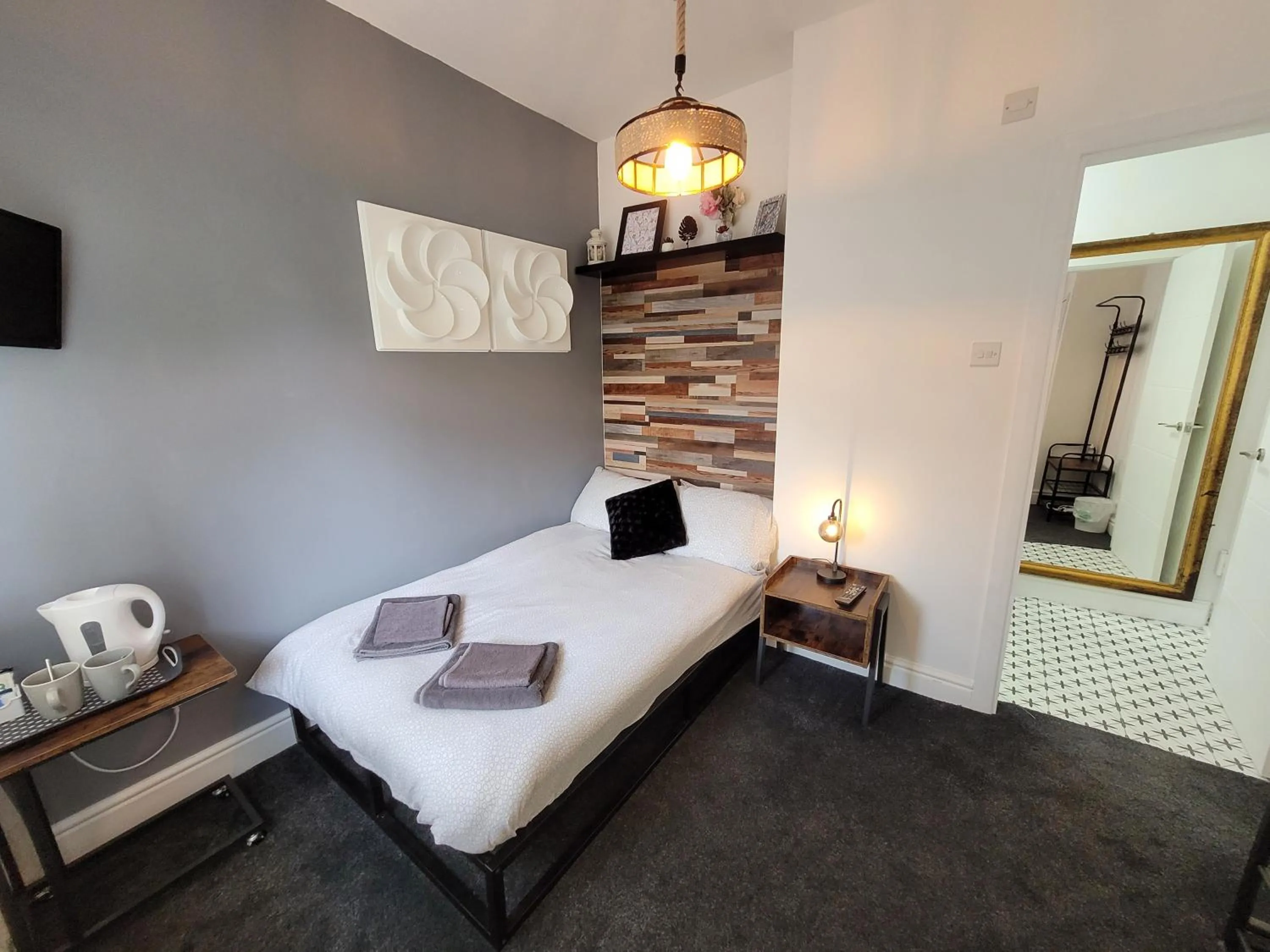 Photo of the whole room, Bed in Room@87