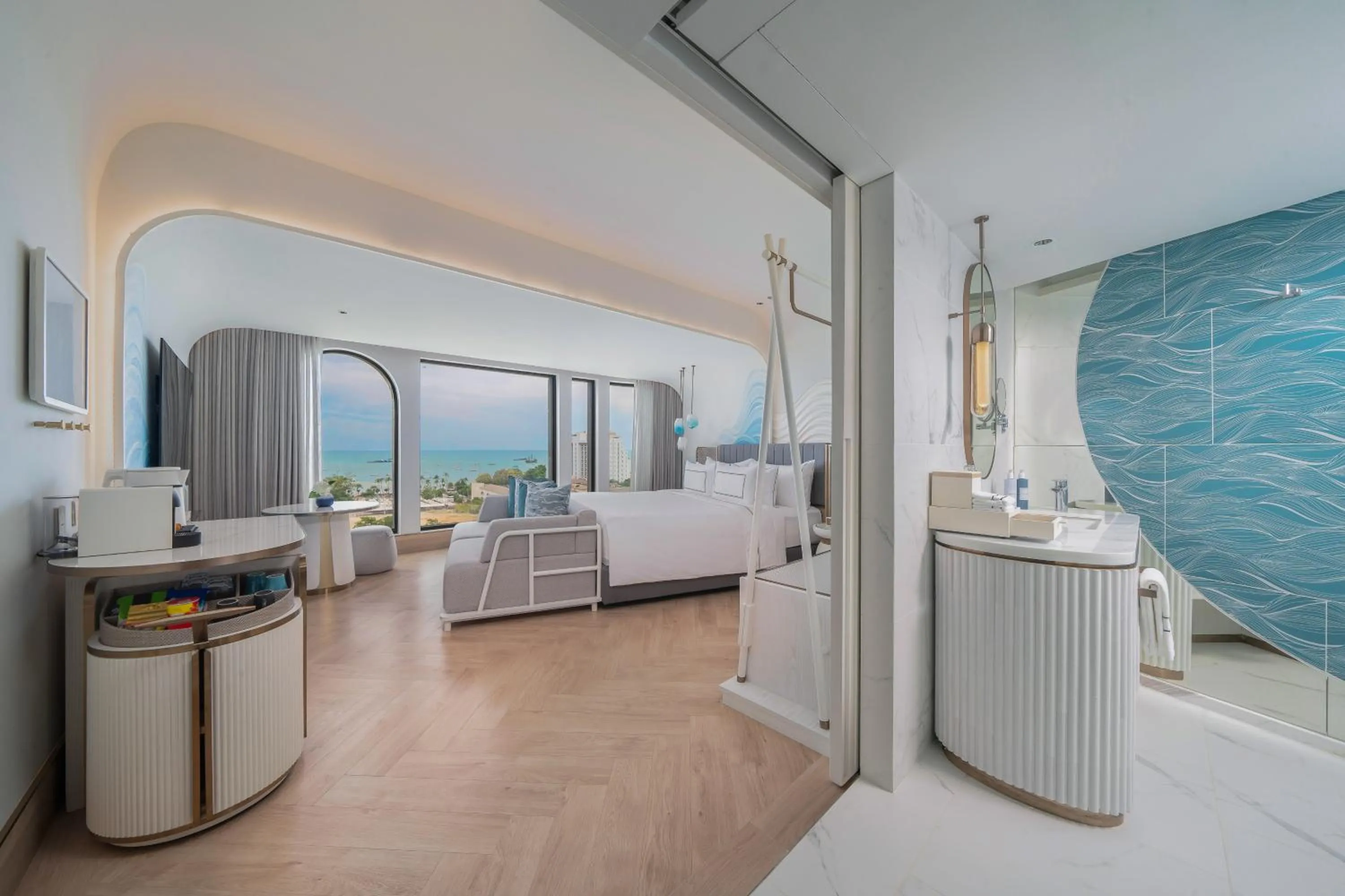 Bathroom, Bed in Meliá Pattaya Hotel