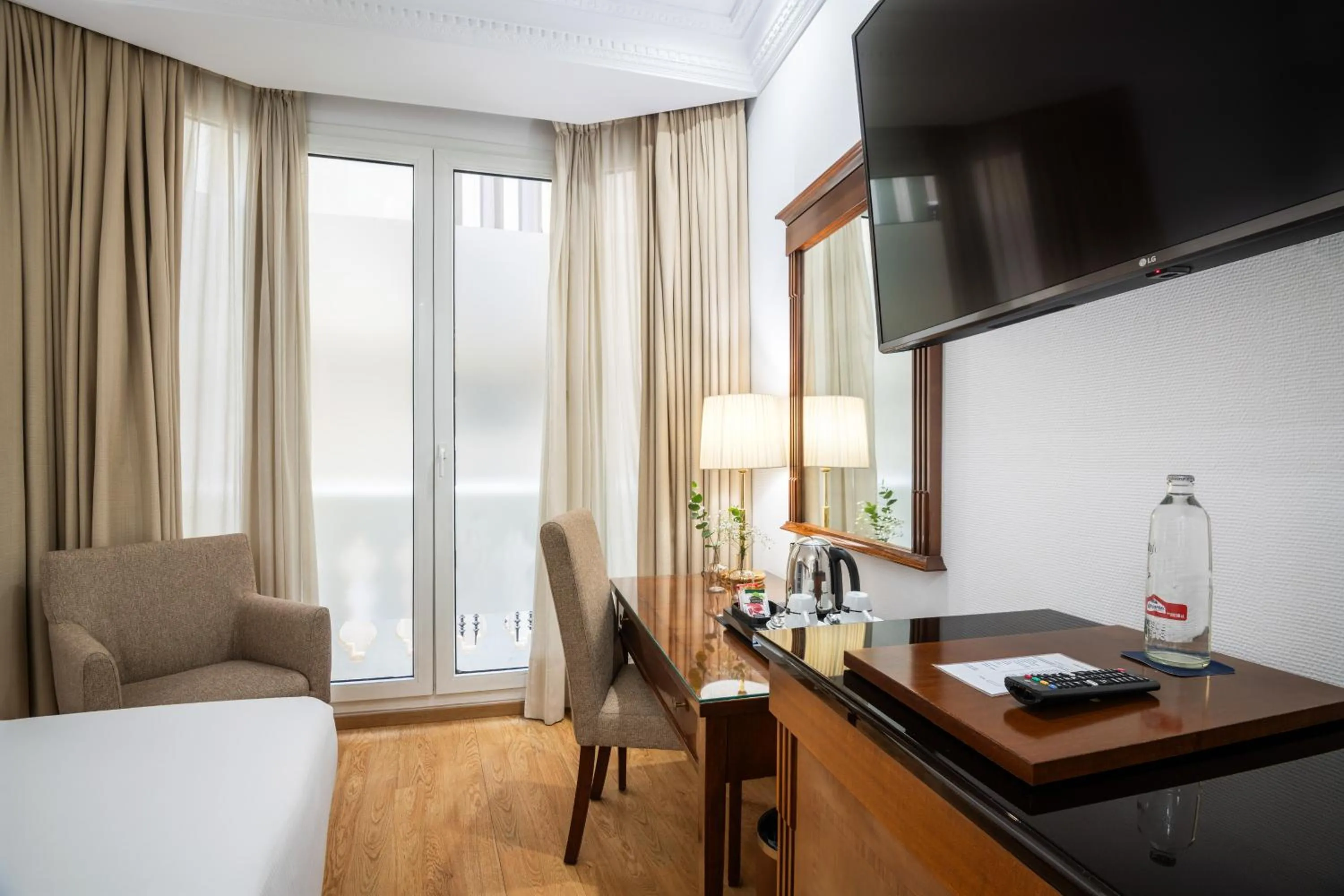 Patio, Bed in Melia Plaza Valencia