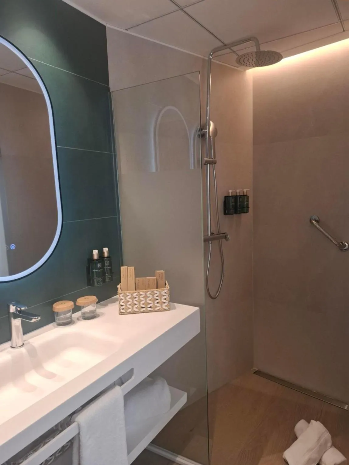Shower in Melia Plaza Valencia