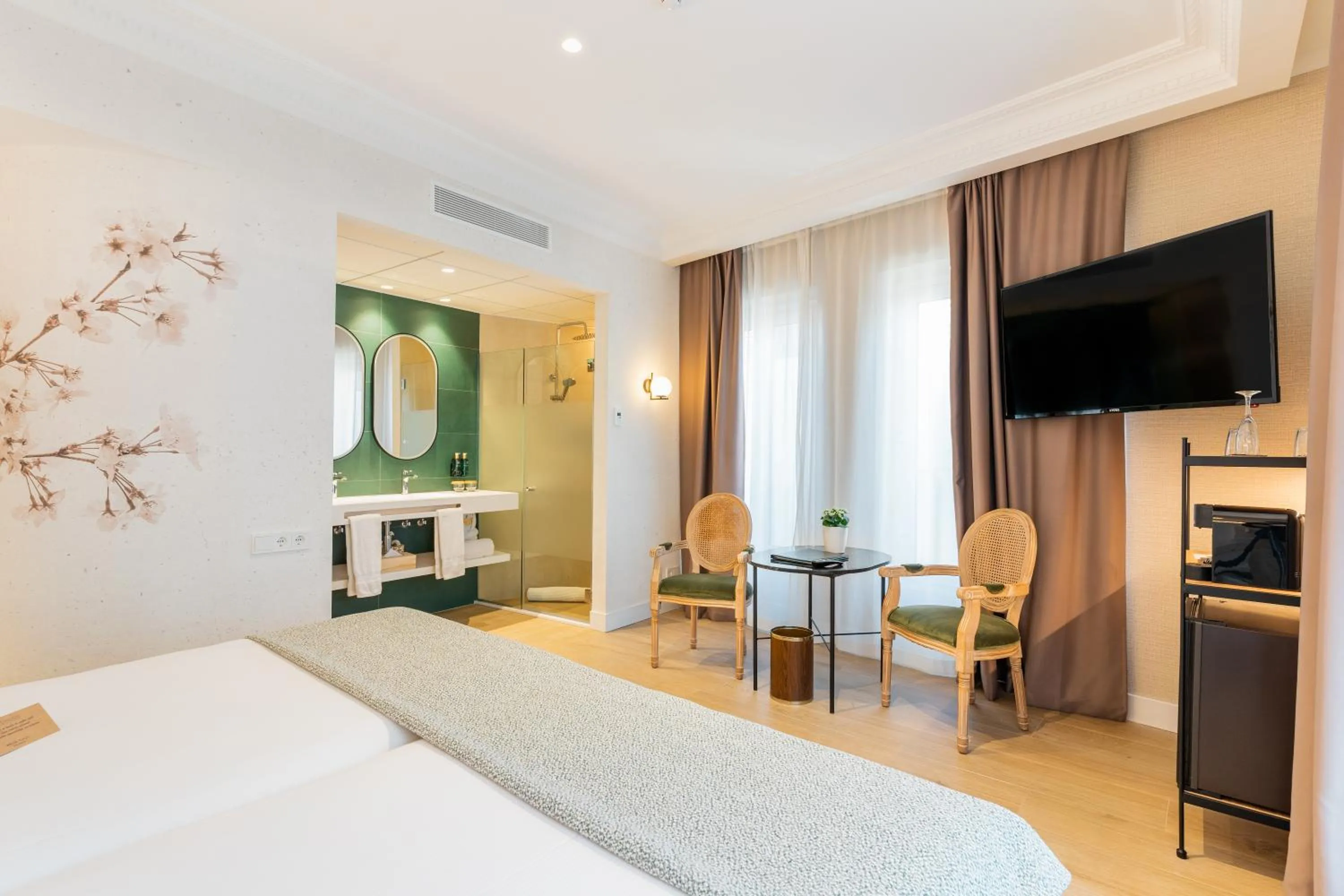 Communal lounge/ TV room, Bed in Melia Plaza Valencia