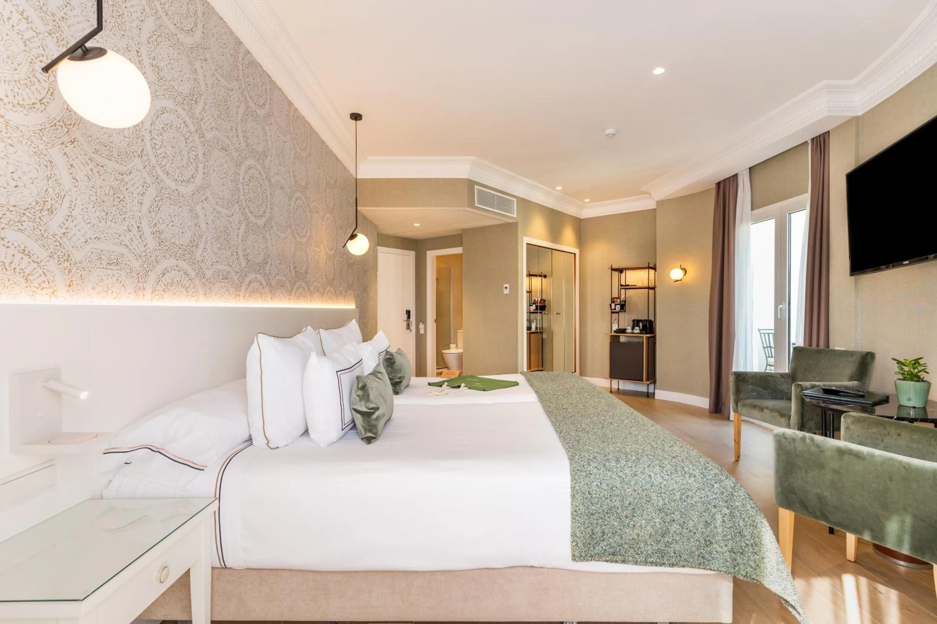 Communal lounge/ TV room, Bed in Melia Plaza Valencia