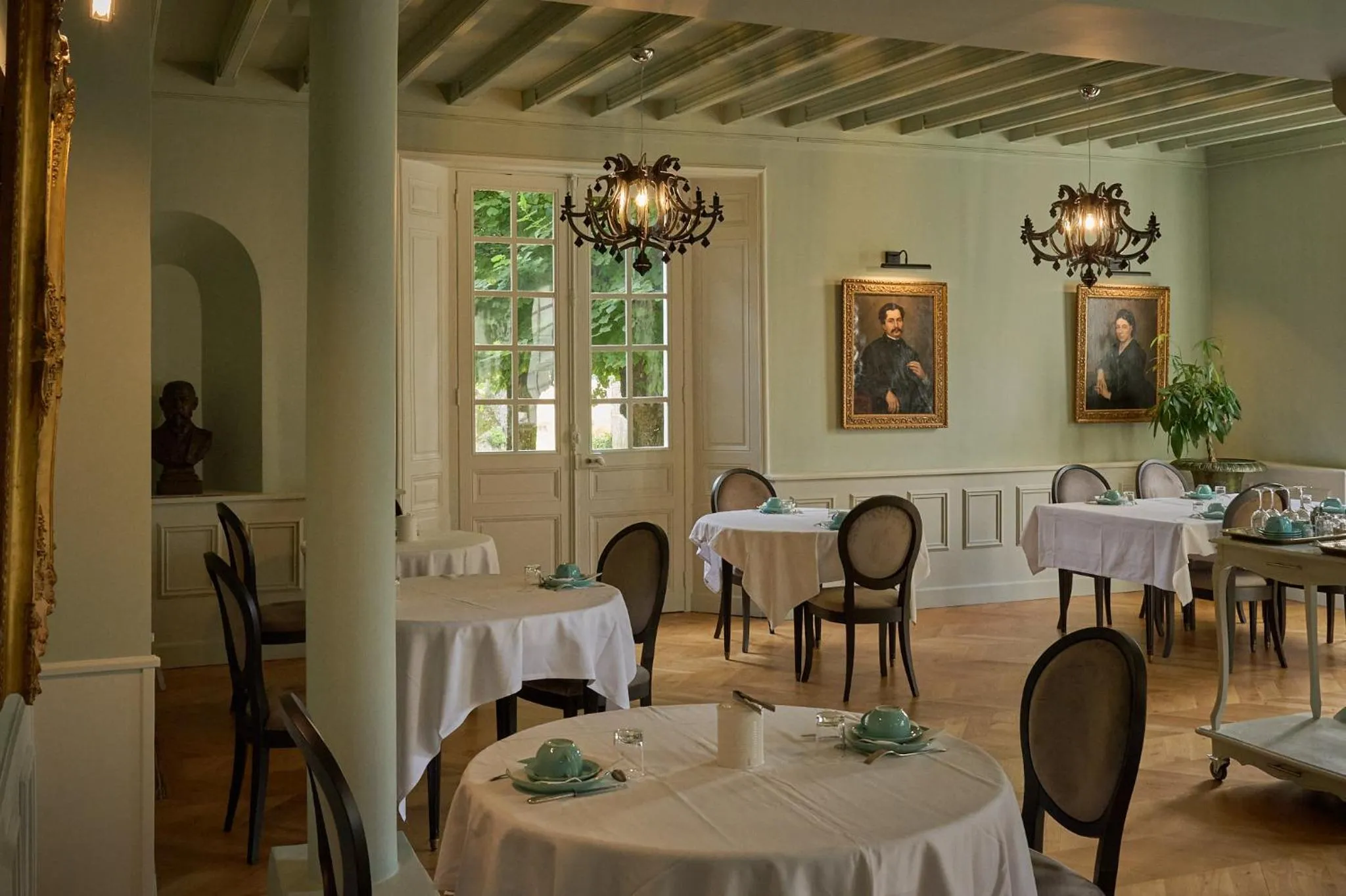 Restaurant/places to eat in Hôtel du Château Bois Guibert