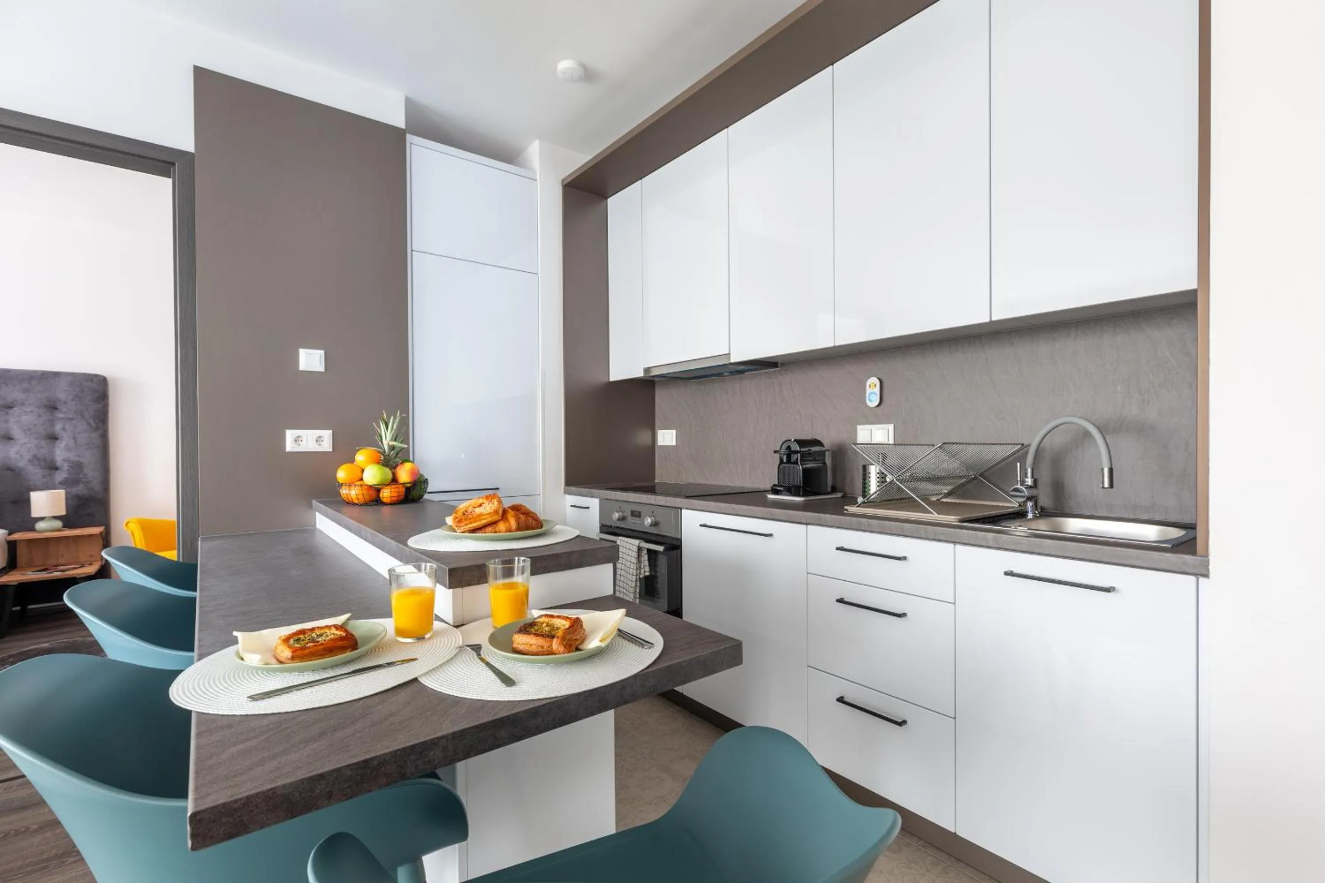 Kitchen or kitchenette in Hock Residence by Vagabond