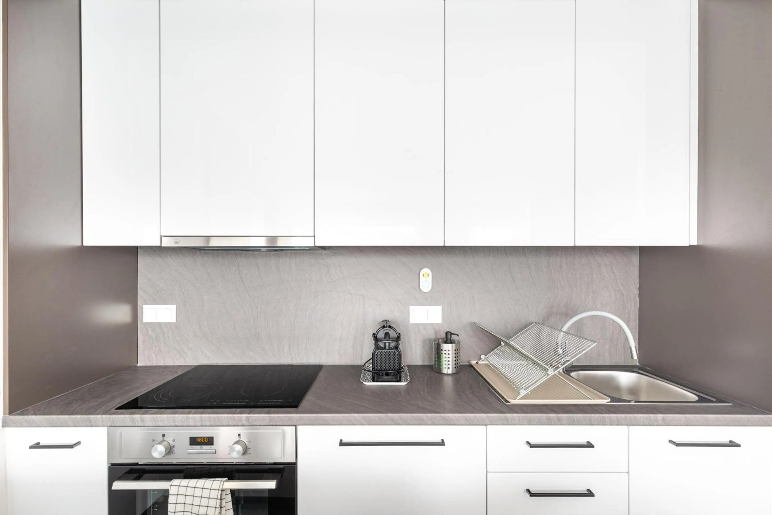 Kitchen or kitchenette in Hock Residence by Vagabond