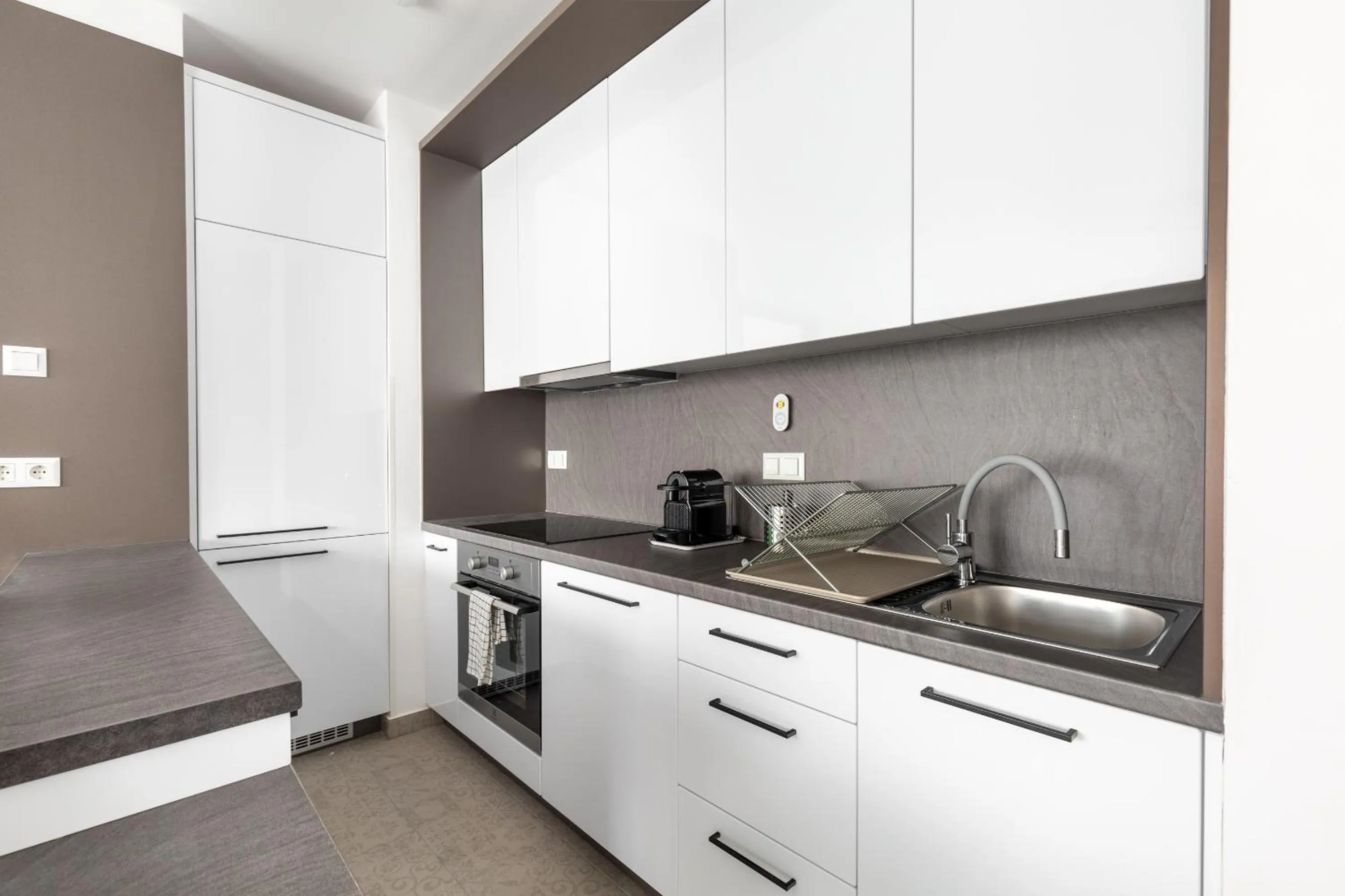 Coffee/tea facilities in Hock Residence by Vagabond