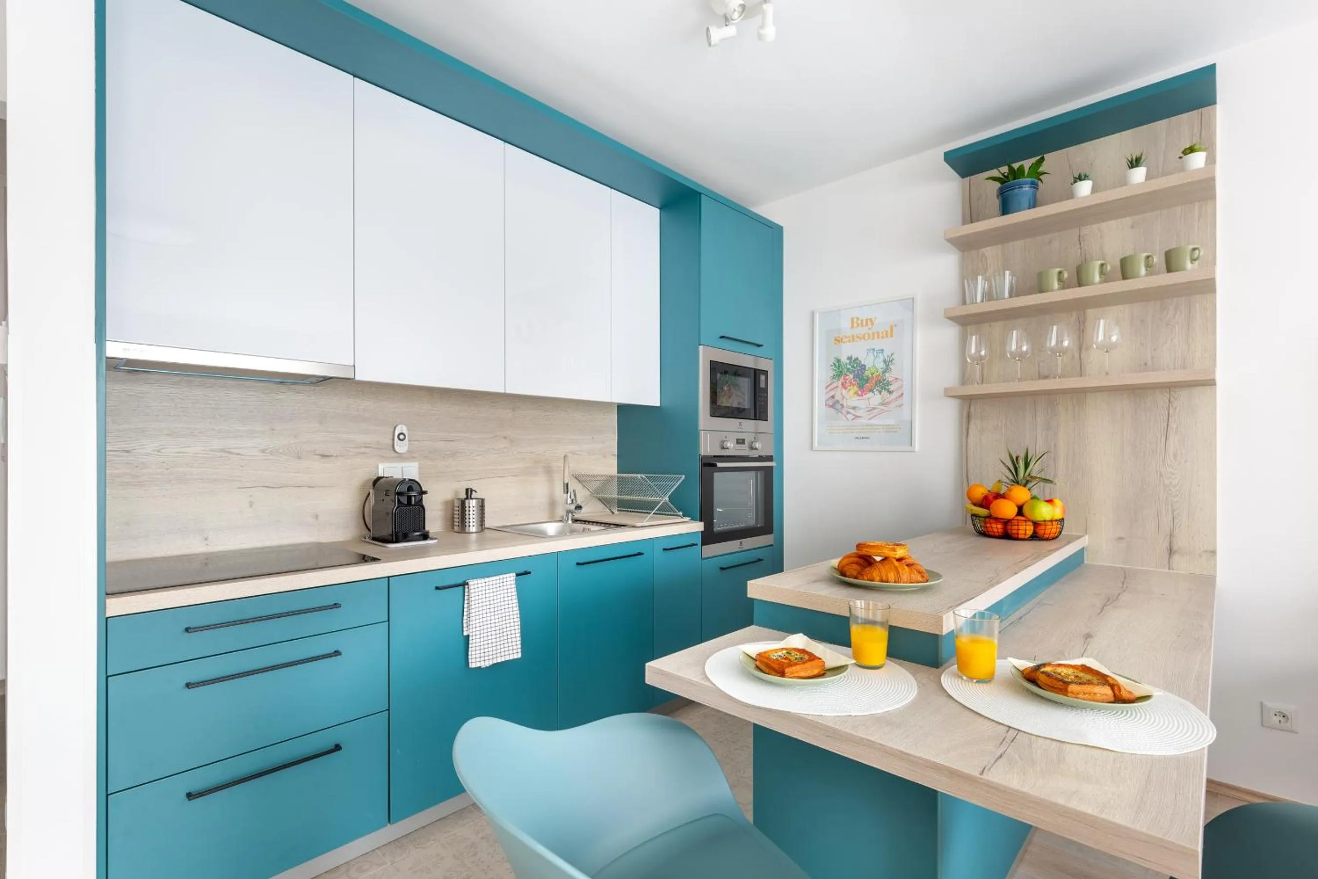 Coffee/tea facilities in Hock Residence by Vagabond