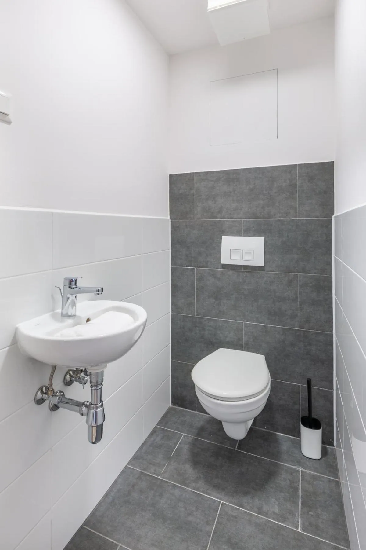 Toilet in Hock Residence by Vagabond