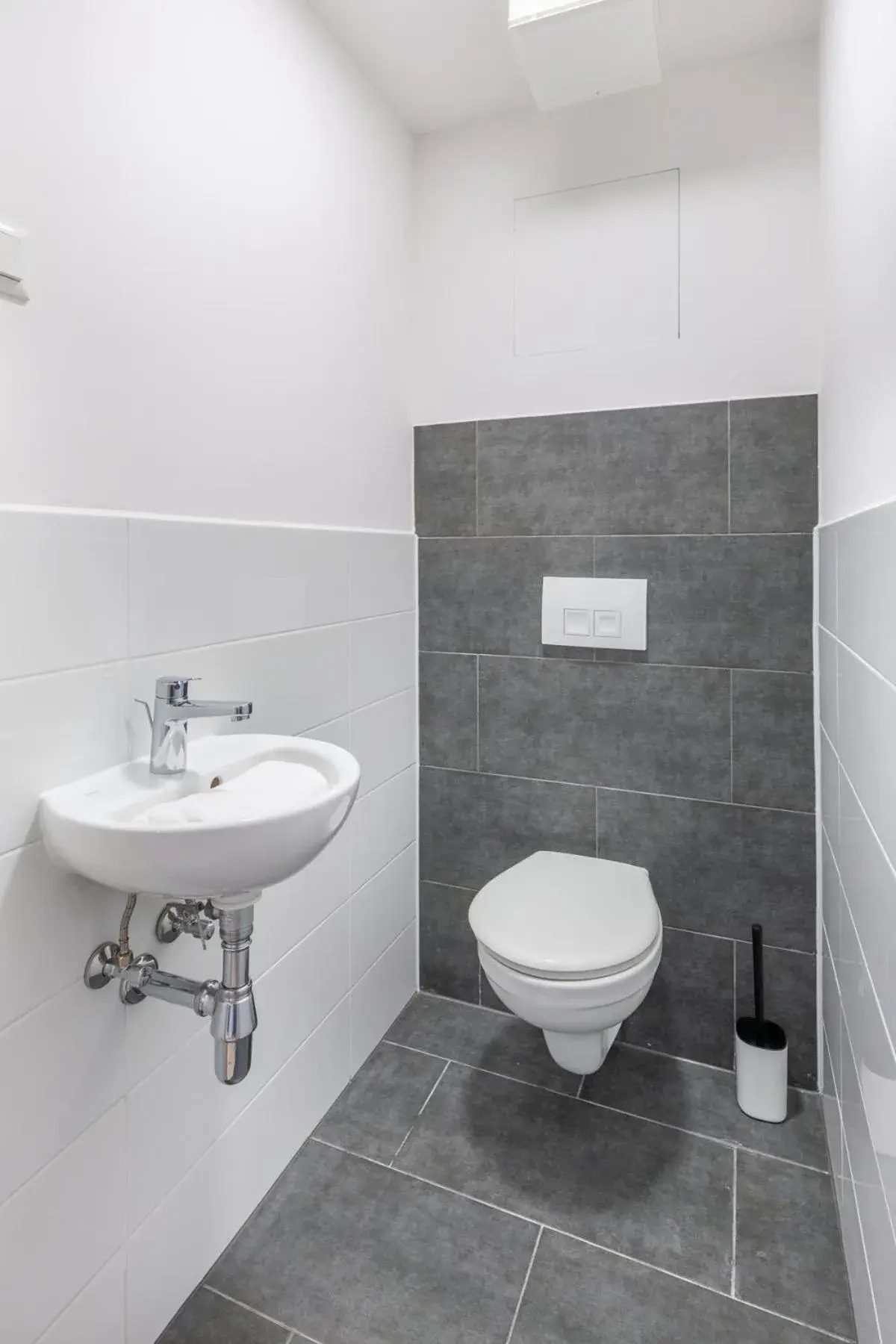 Toilet in Hock Residence by Vagabond Toilet in Hock Residence by Vagabond