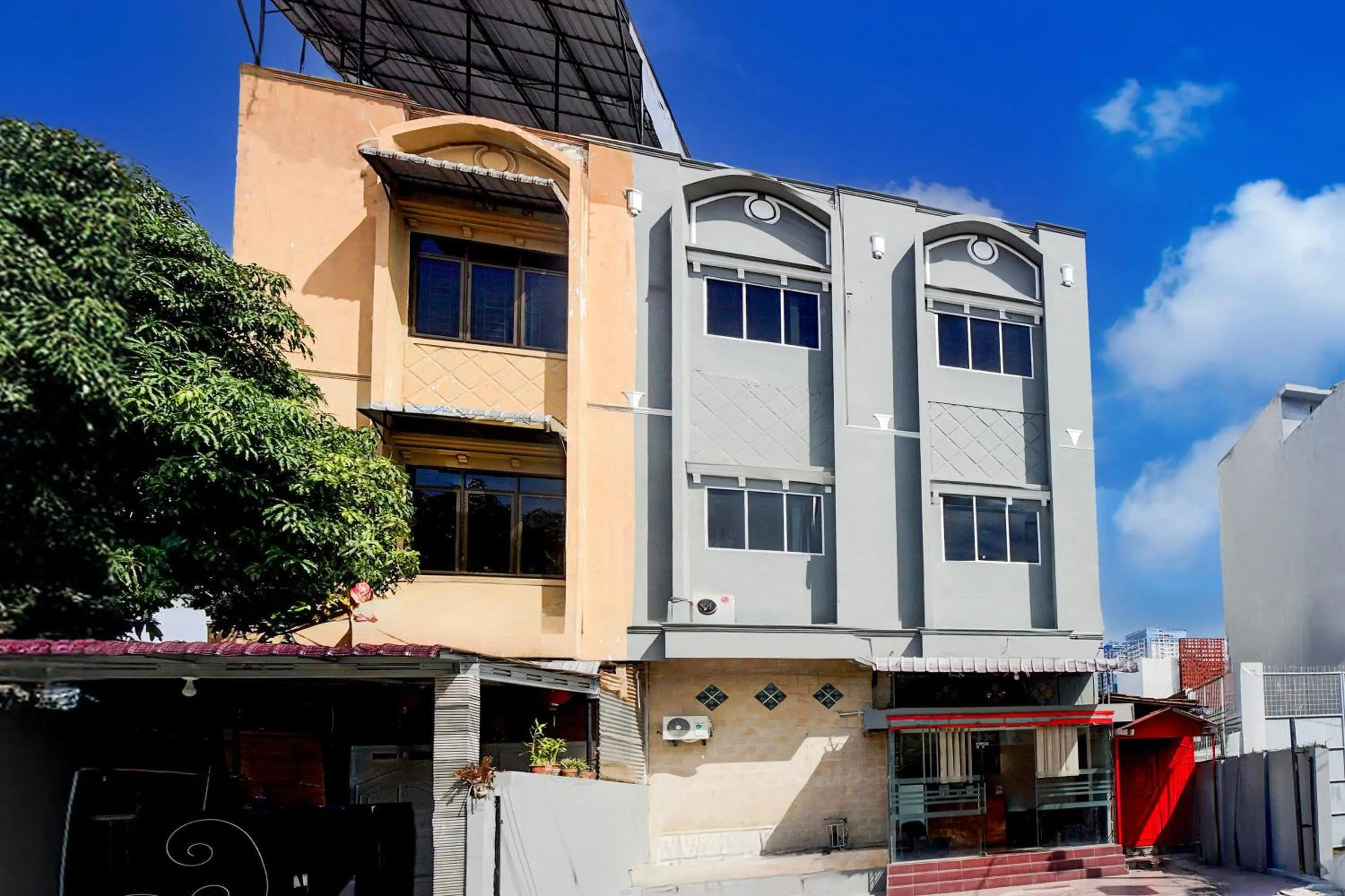 Facade/entrance in Hotel O Medan City Center Near Plaza Medan Fair Formerly Waringin Residence