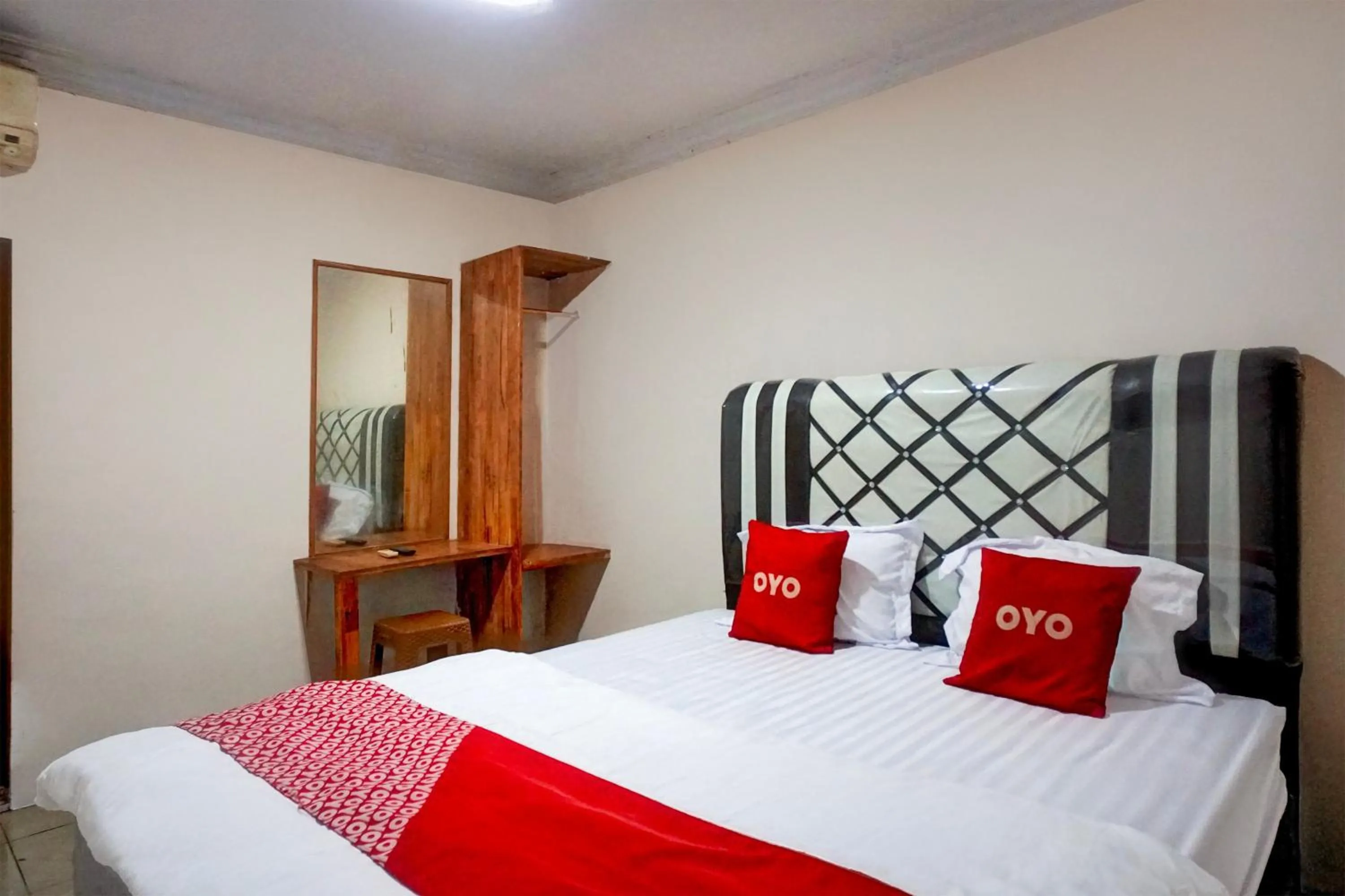 Bedroom, Bed in Hotel O Medan City Center Near Plaza Medan Fair Formerly Waringin Residence