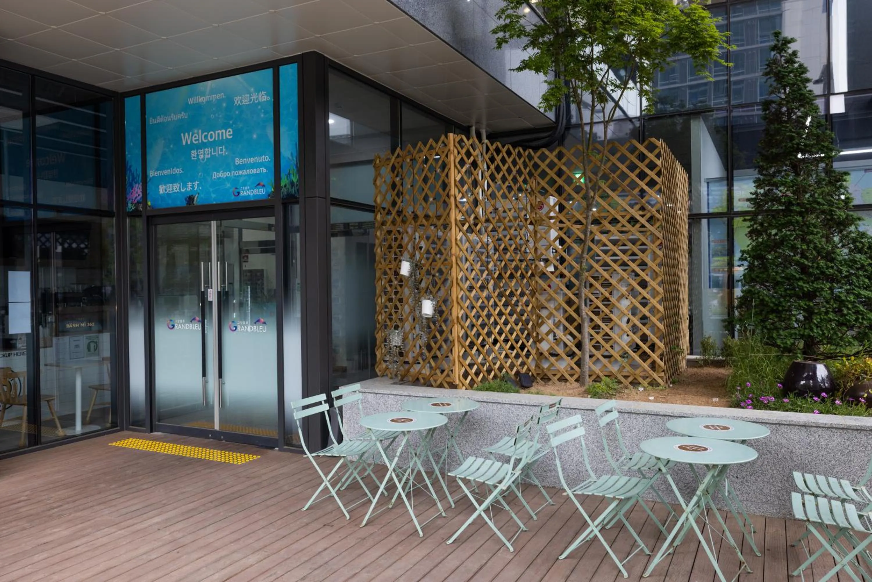 Property building in Grand Bleu Hotel & Residence