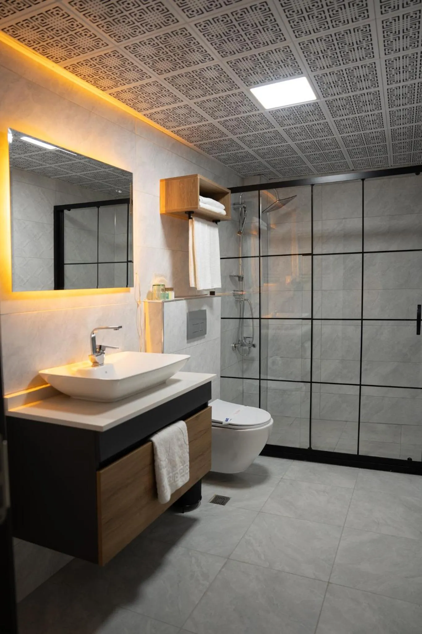 Shower in Lamore Hotel