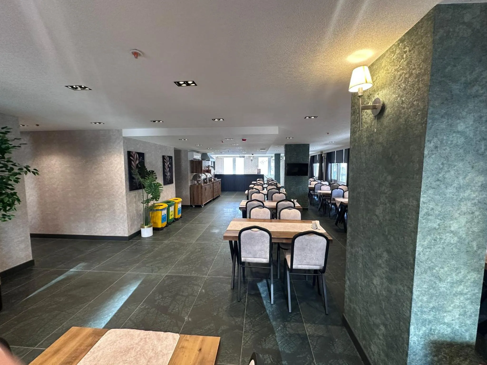 Restaurant/places to eat in Lamore Hotel