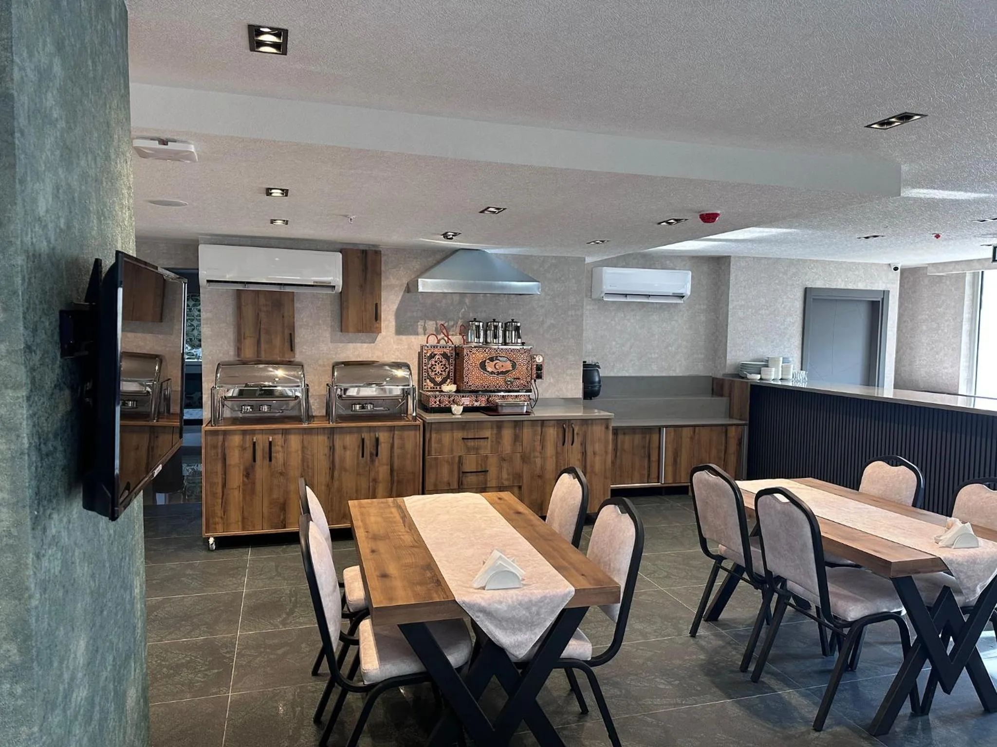 Restaurant/places to eat in Lamore Hotel