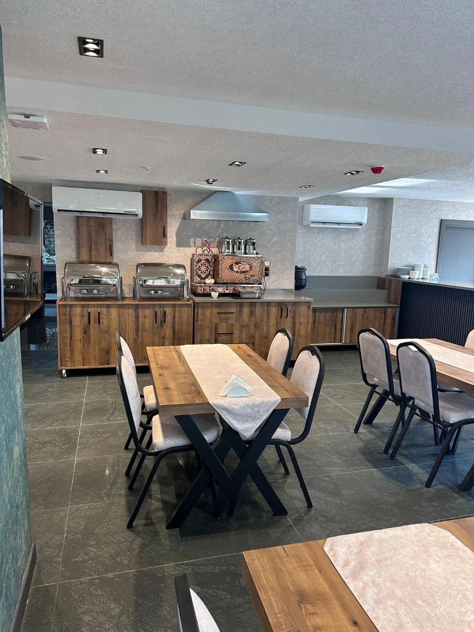 Restaurant/places to eat in Lamore Hotel