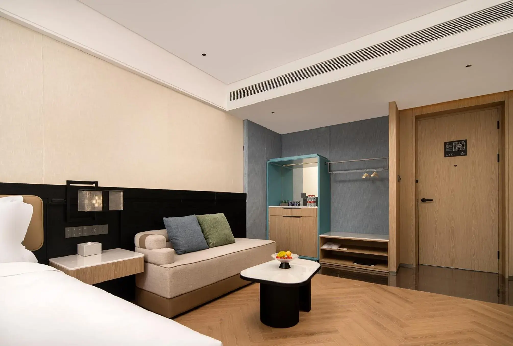 Executive Suite in Mehood Lestie International Hotel Panyu Flagship Branch - Free Shuttle Bus to Canton Fair Complex During Canton Fair Period & Free Breakfast & Free Afternoon Tea & Free Midnight Snack Executive Suite in Mehood Lestie International Hotel Panyu Flagship Branch - Free Shuttle Bus to Canton Fair Complex During Canton Fair Period & Free Breakfast & Free Afternoon Tea & Free Midnight Snack