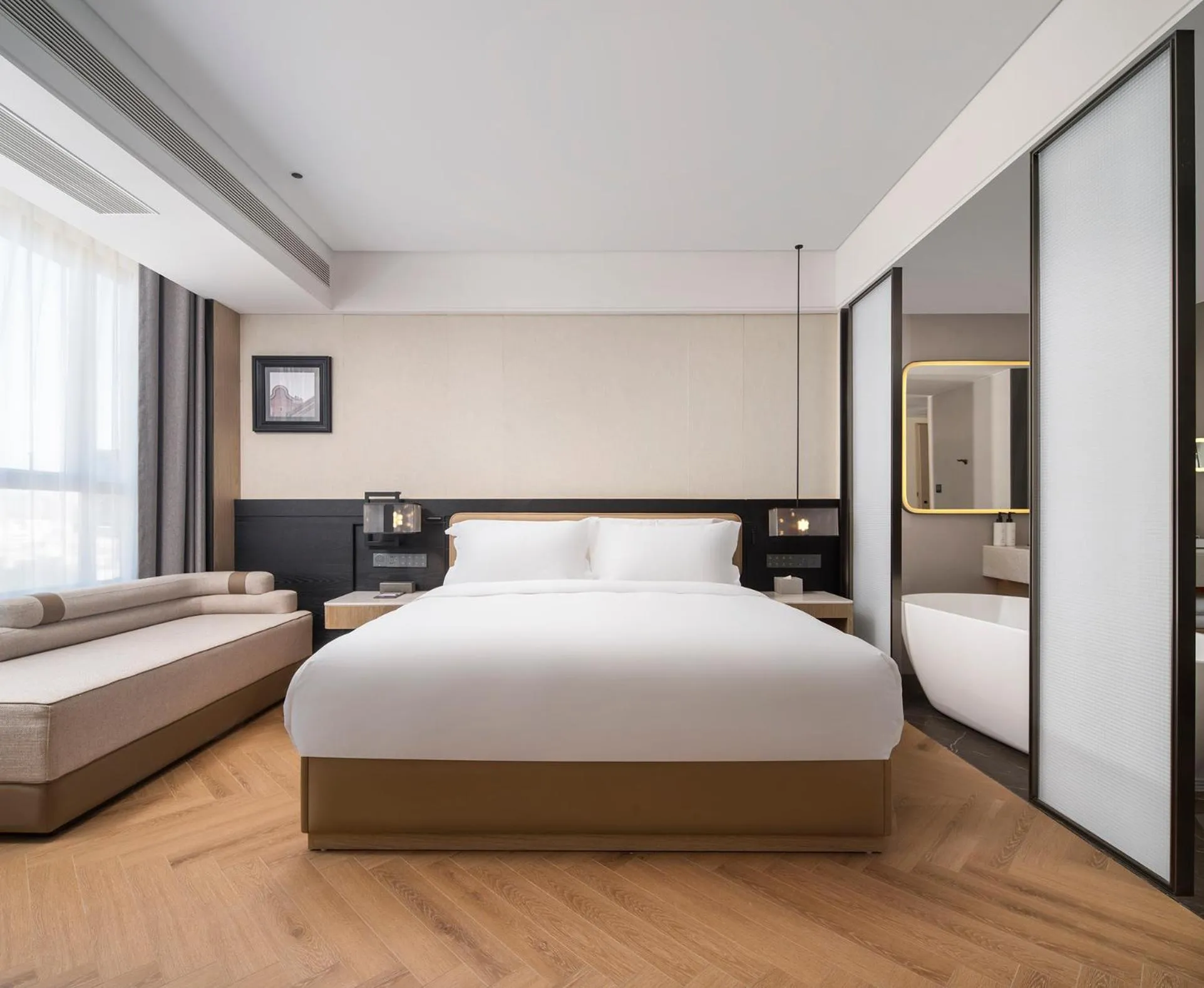 Deluxe Double Room with Bath in Mehood Lestie International Hotel Panyu Flagship Branch - Free Shuttle Bus to Canton Fair Complex During Canton Fair Period & Free Breakfast & Free Afternoon Tea & Free Midnight Snack