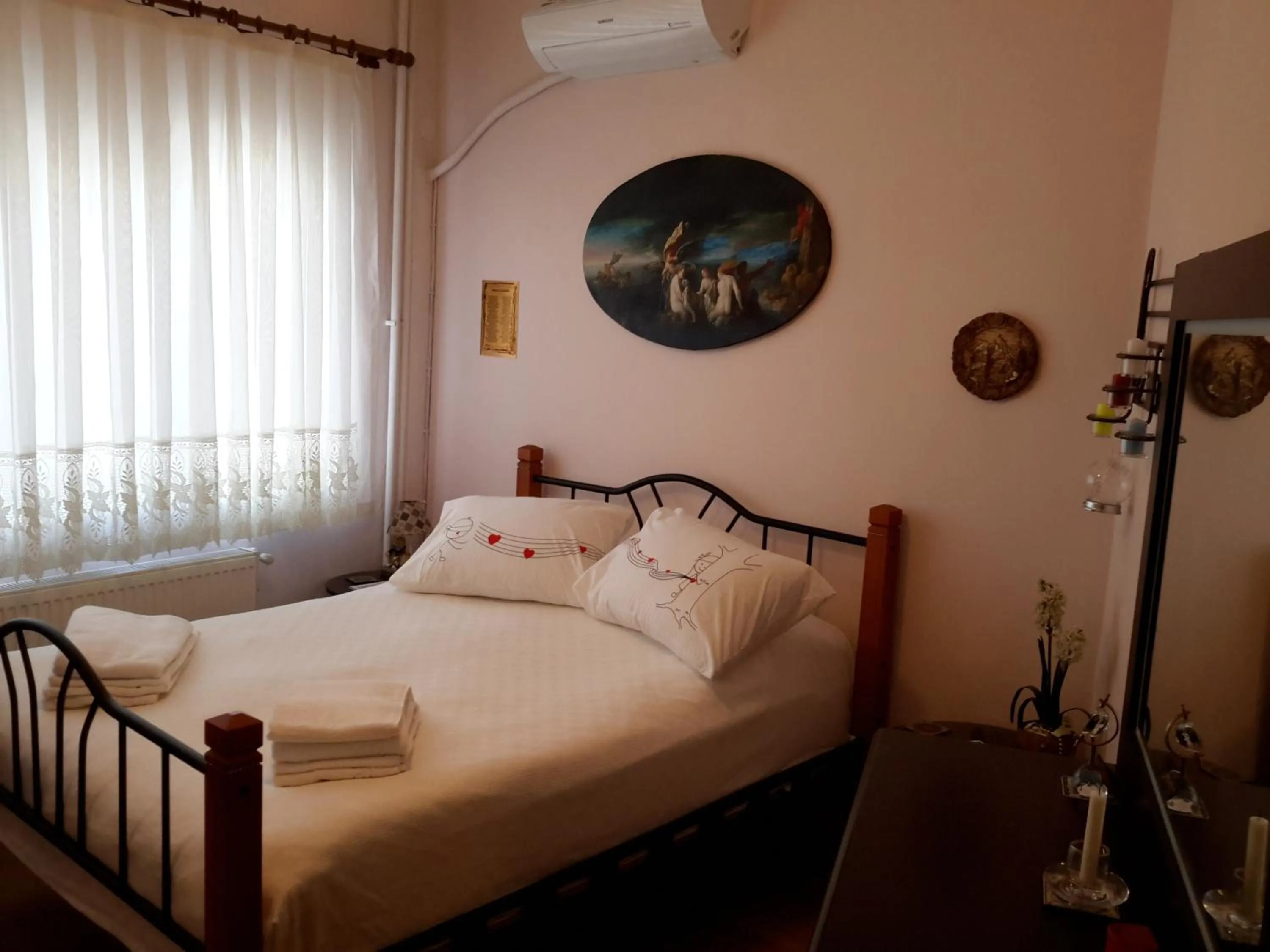 Photo of the whole room, Bed in Dardanelles1915