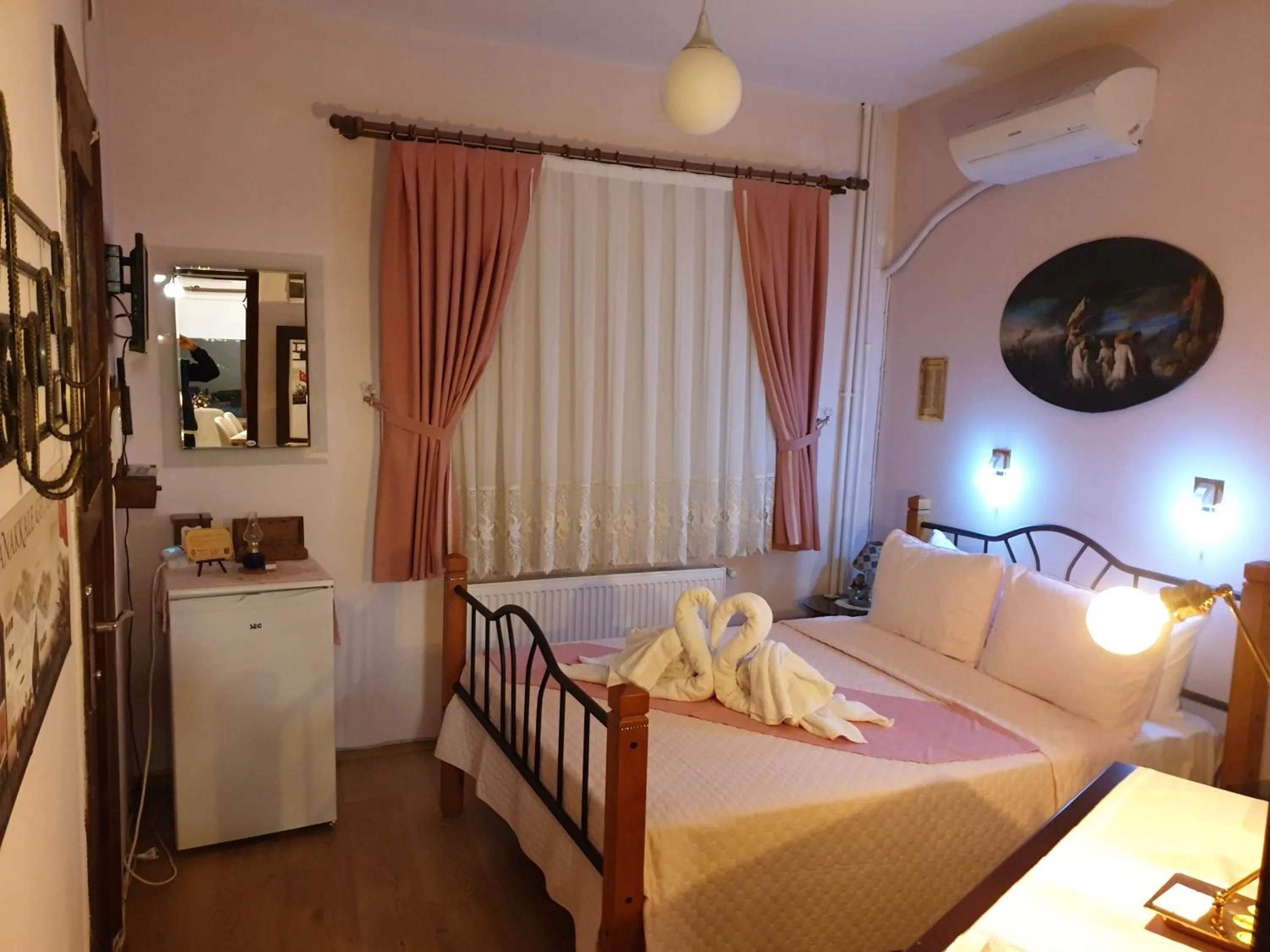 Photo of the whole room, Bed in Dardanelles1915