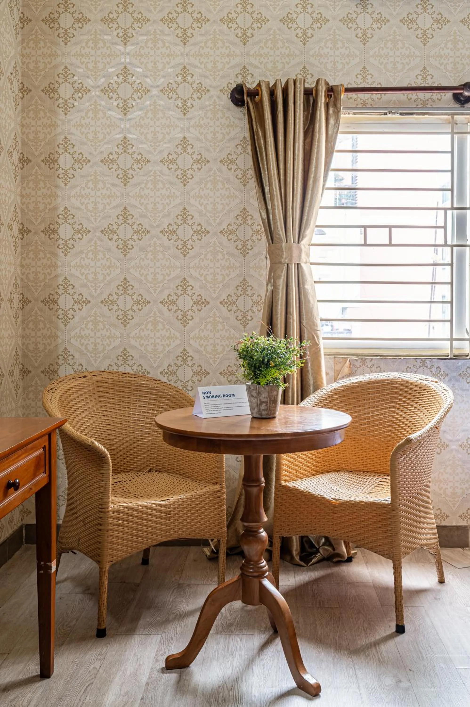 Seating area in Hoàng Long Hotel By Cozrum
