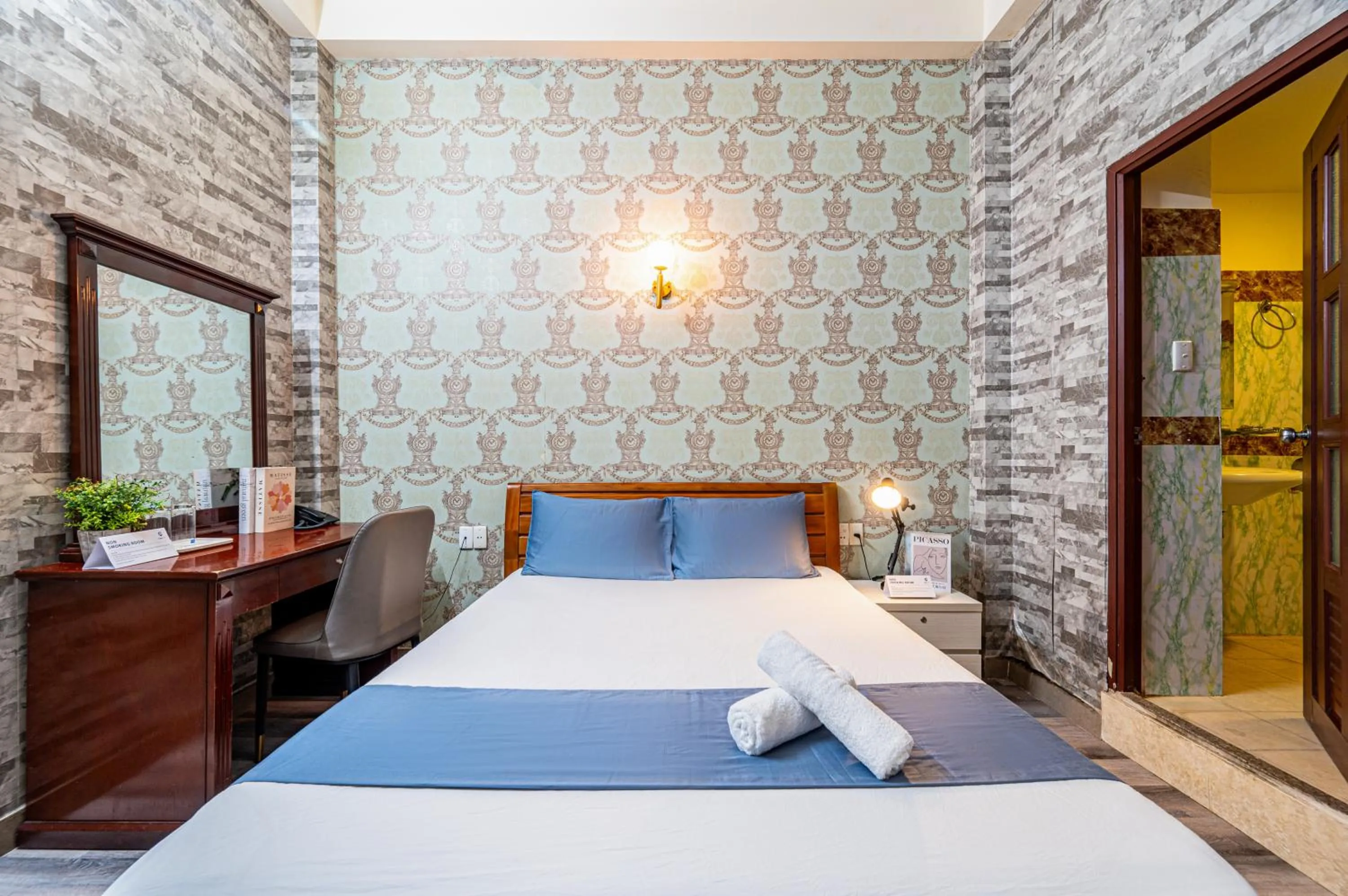 Bed in Hoàng Long Hotel By Cozrum