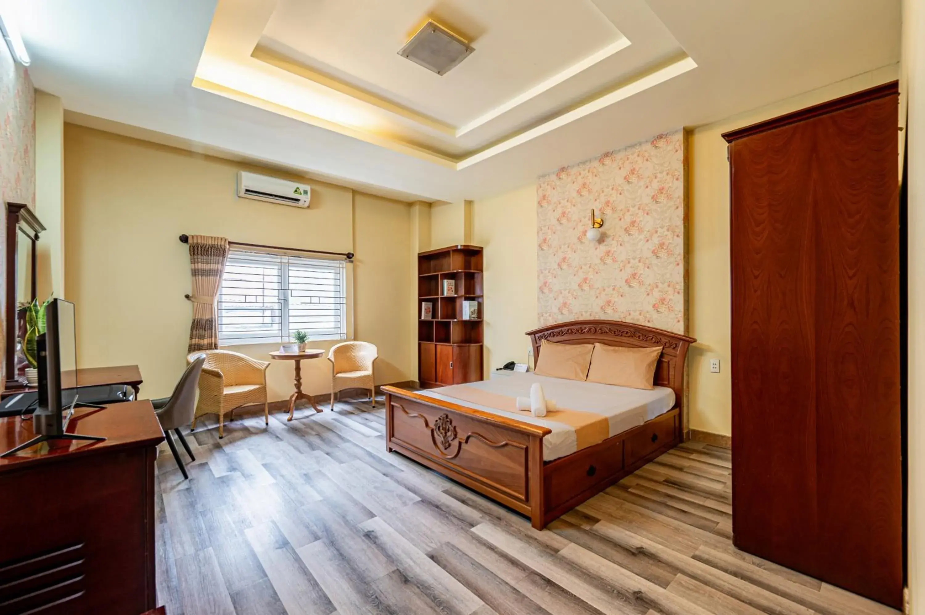 Deluxe Queen Room in Hoàng Long Hotel By Cozrum Deluxe Queen Room in Hoàng Long Hotel By Cozrum