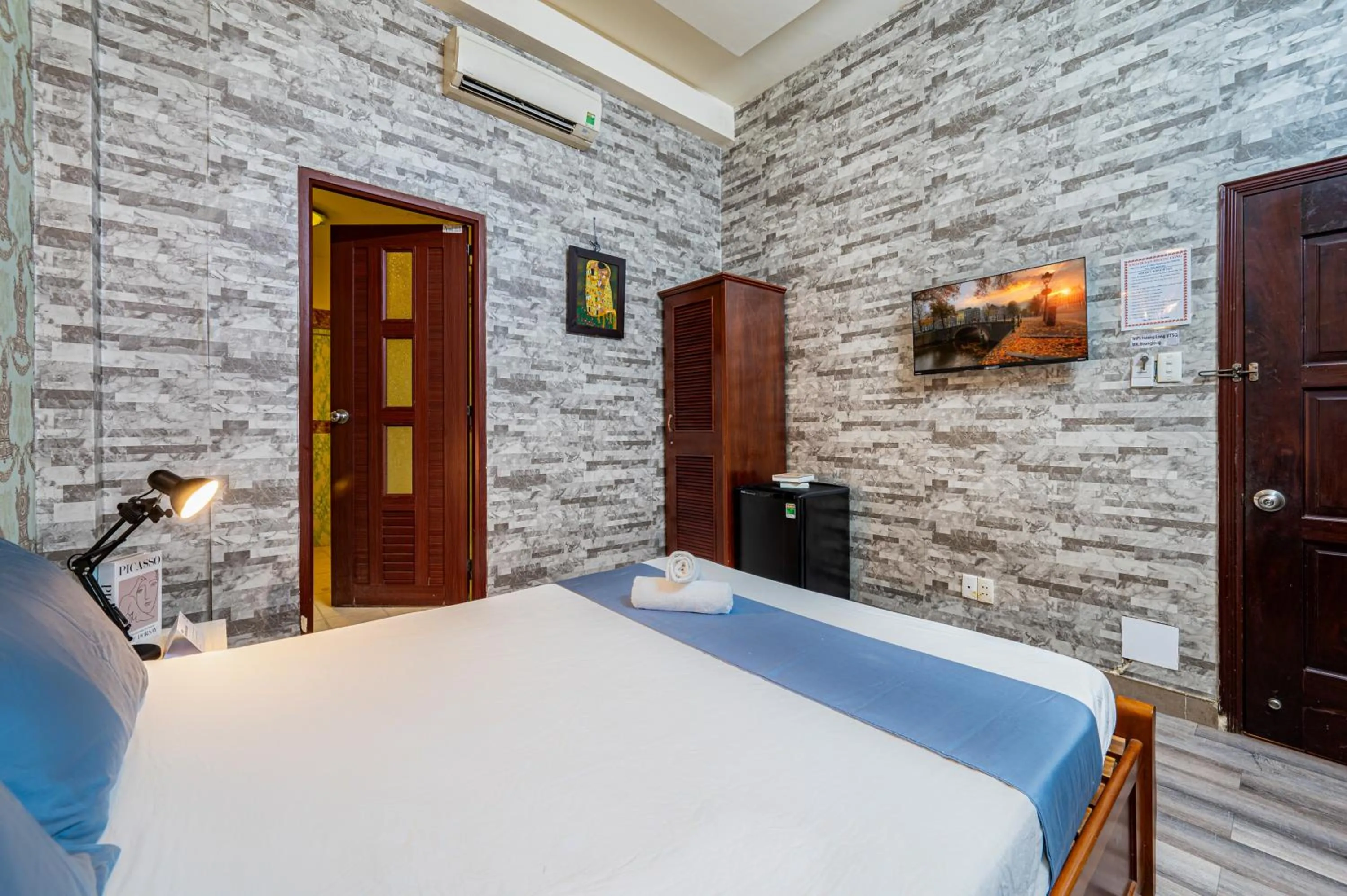 Bed in Hoàng Long Hotel By Cozrum