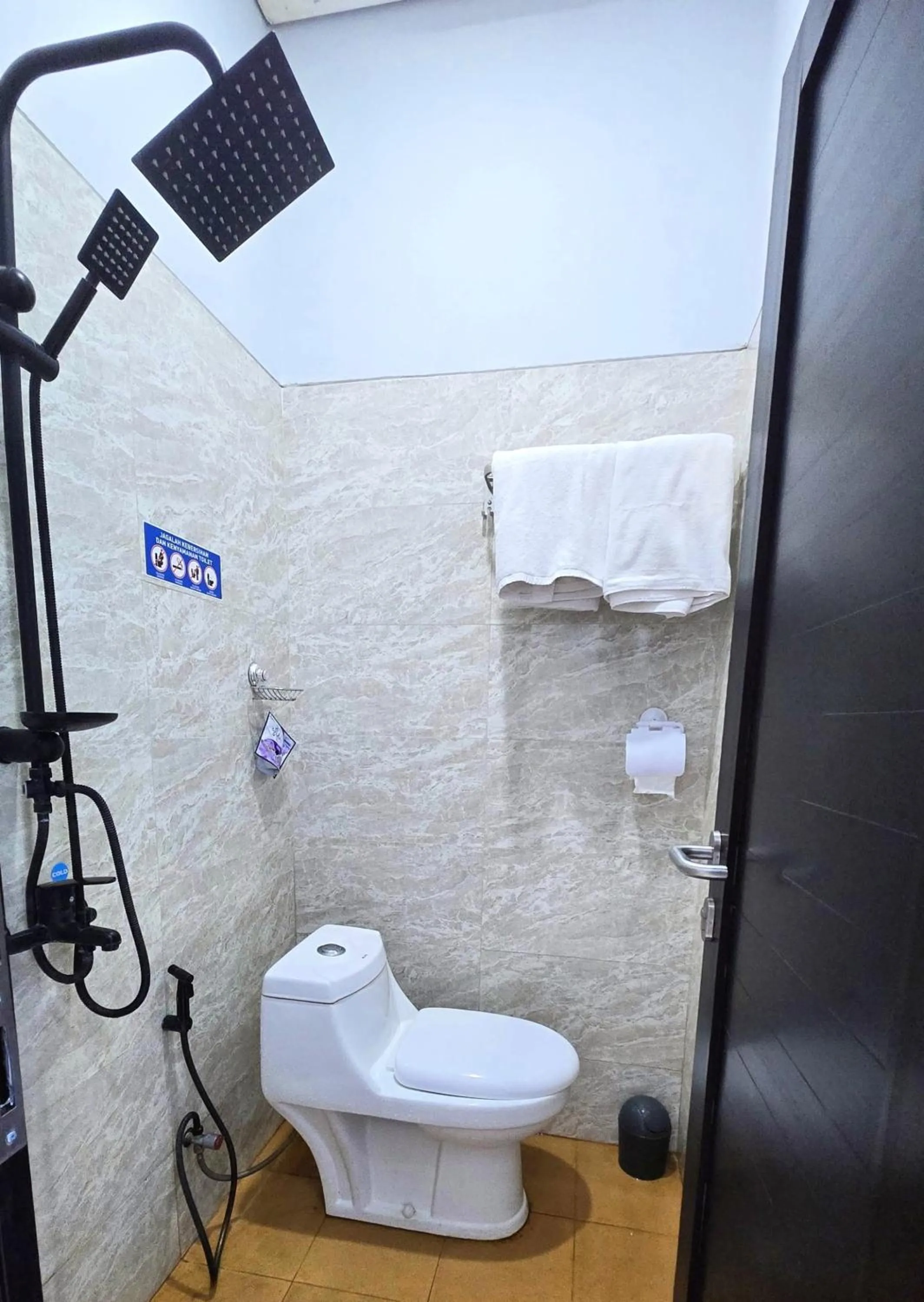 Shower in Laswi Syariah Guest House