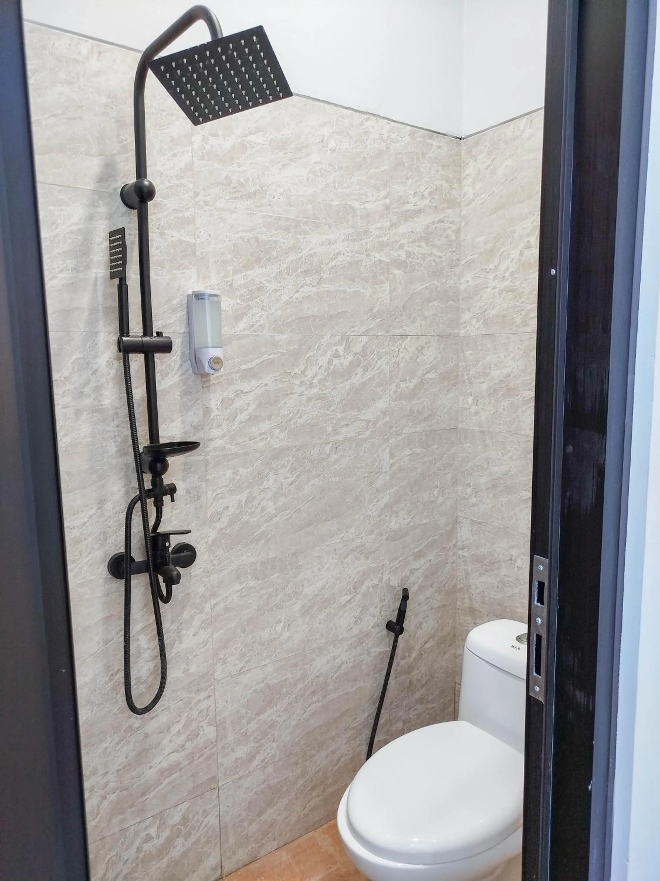 Shower in Laswi Syariah Guest House