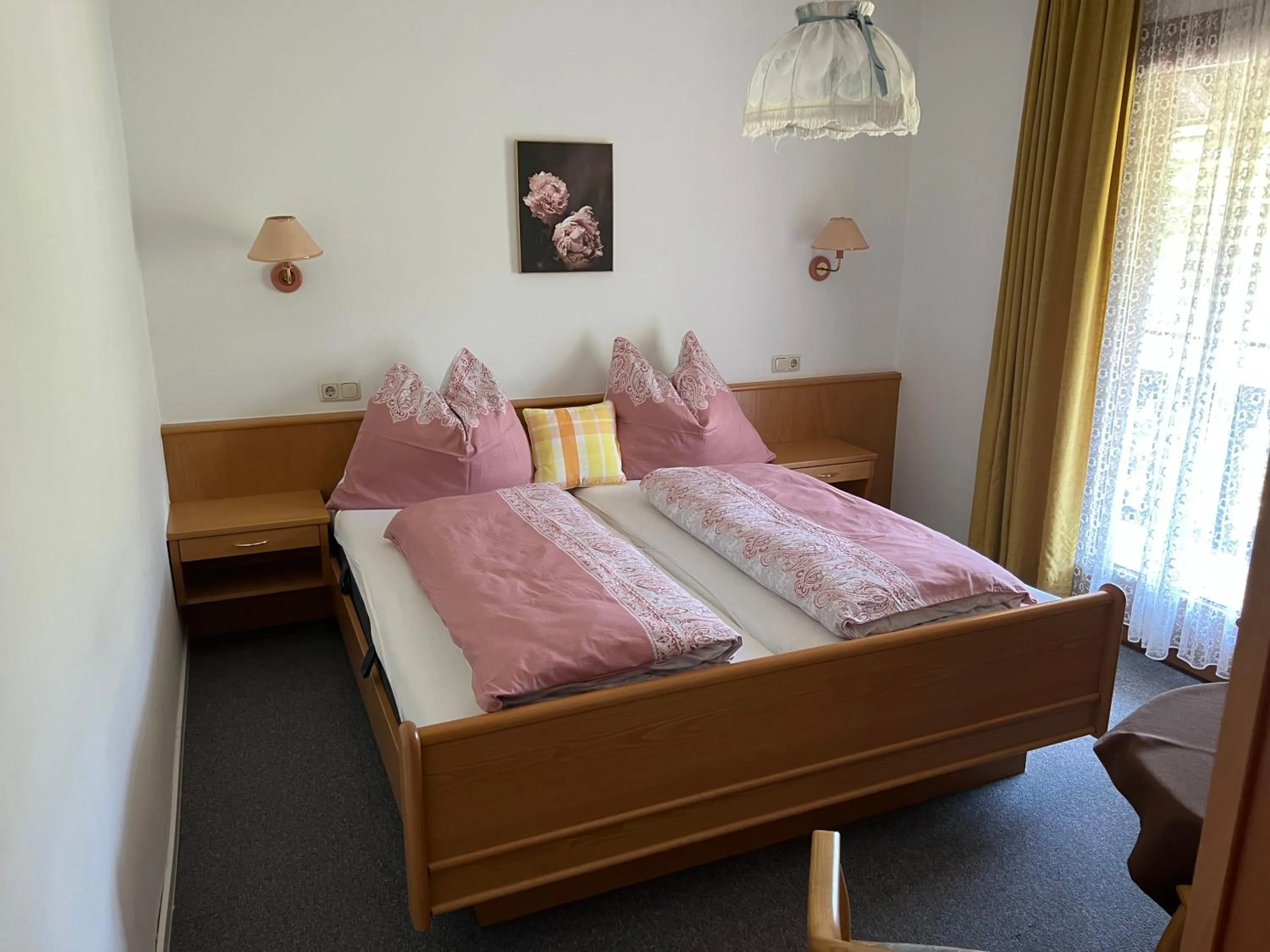 Photo of the whole room, Bed in Weisses Rössl am See