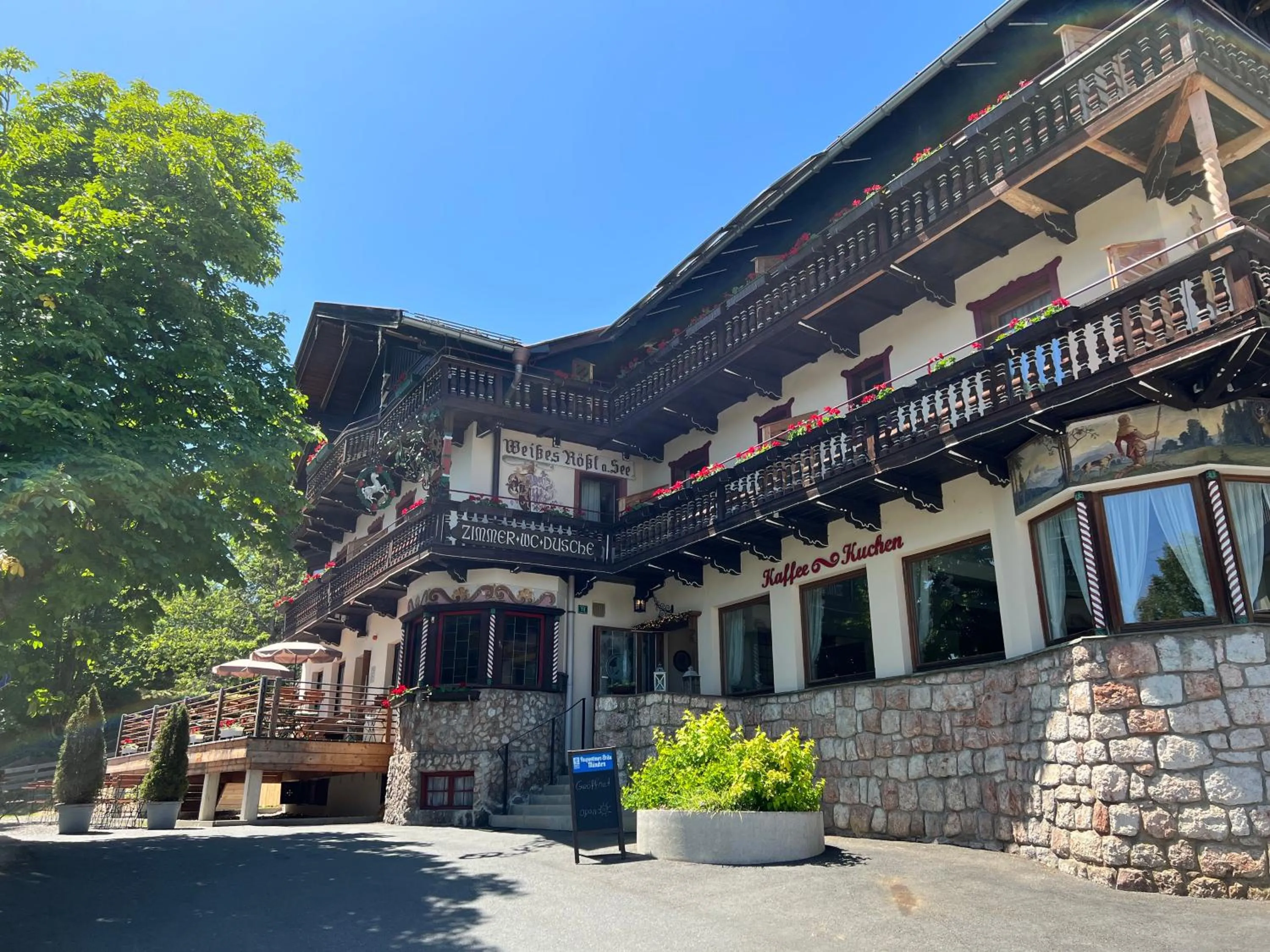 Facade/entrance in Weisses Rössl am See