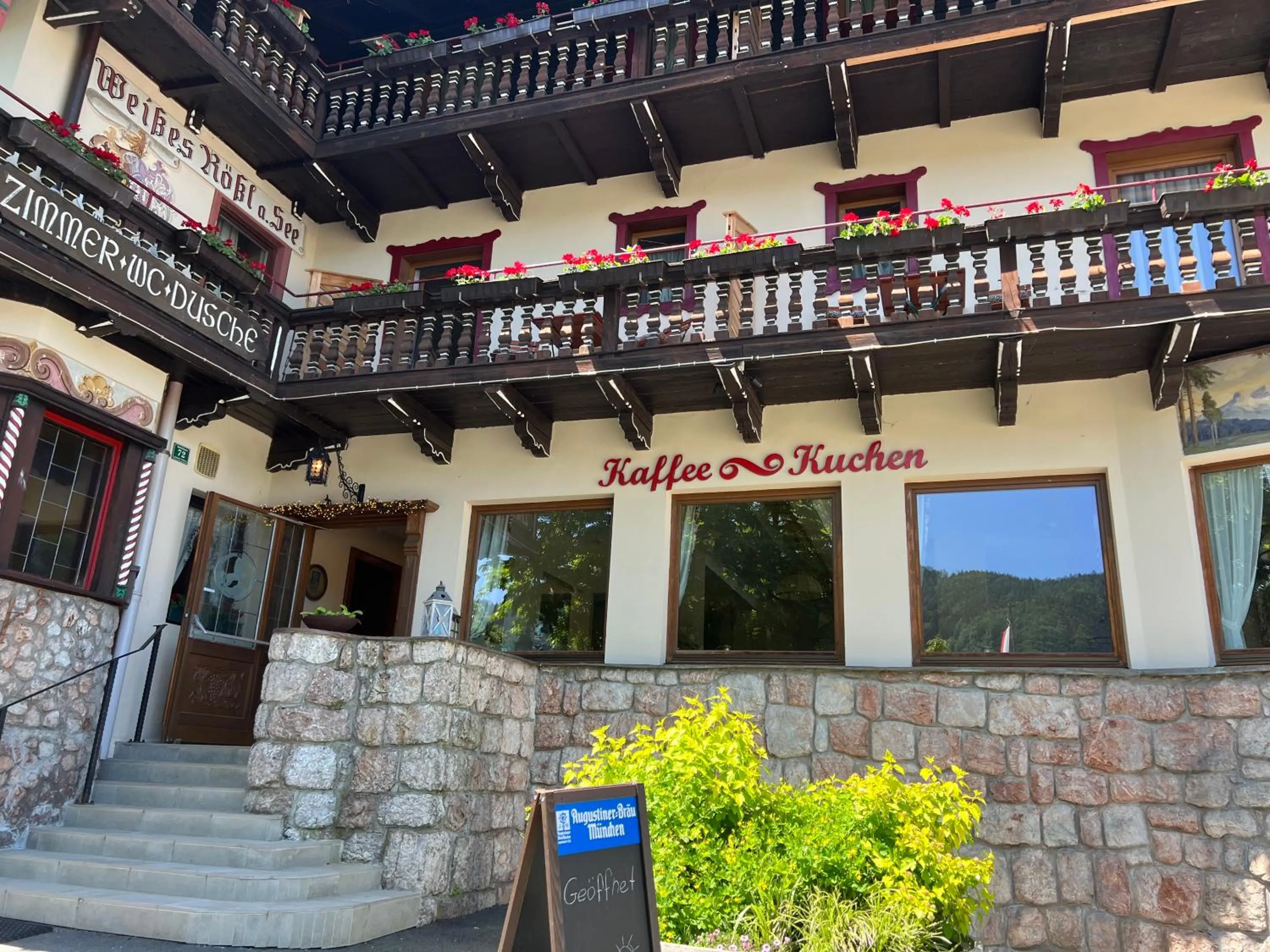 Facade/entrance in Weisses Rössl am See